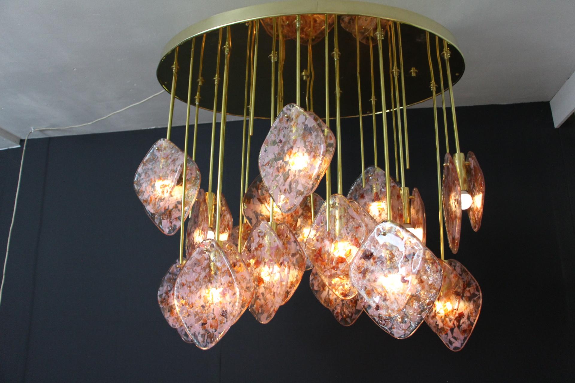 Italian Ovale Mid-Century Modern Brass and Pink Glass Chandelier For Sale 7