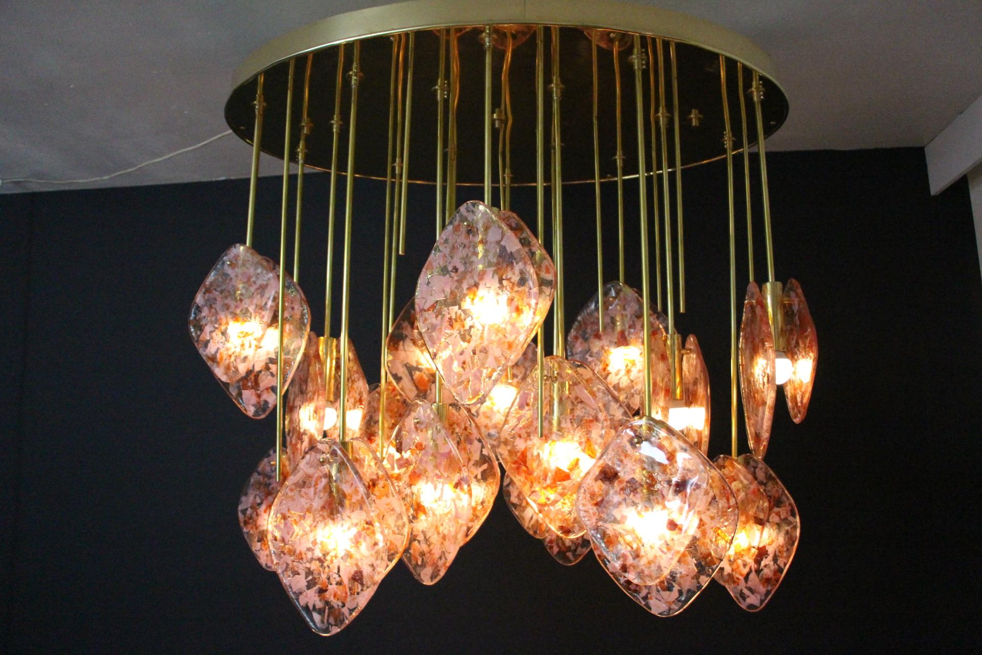 Italian Ovale Mid-Century Modern Brass and Pink Glass Chandelier For Sale 9