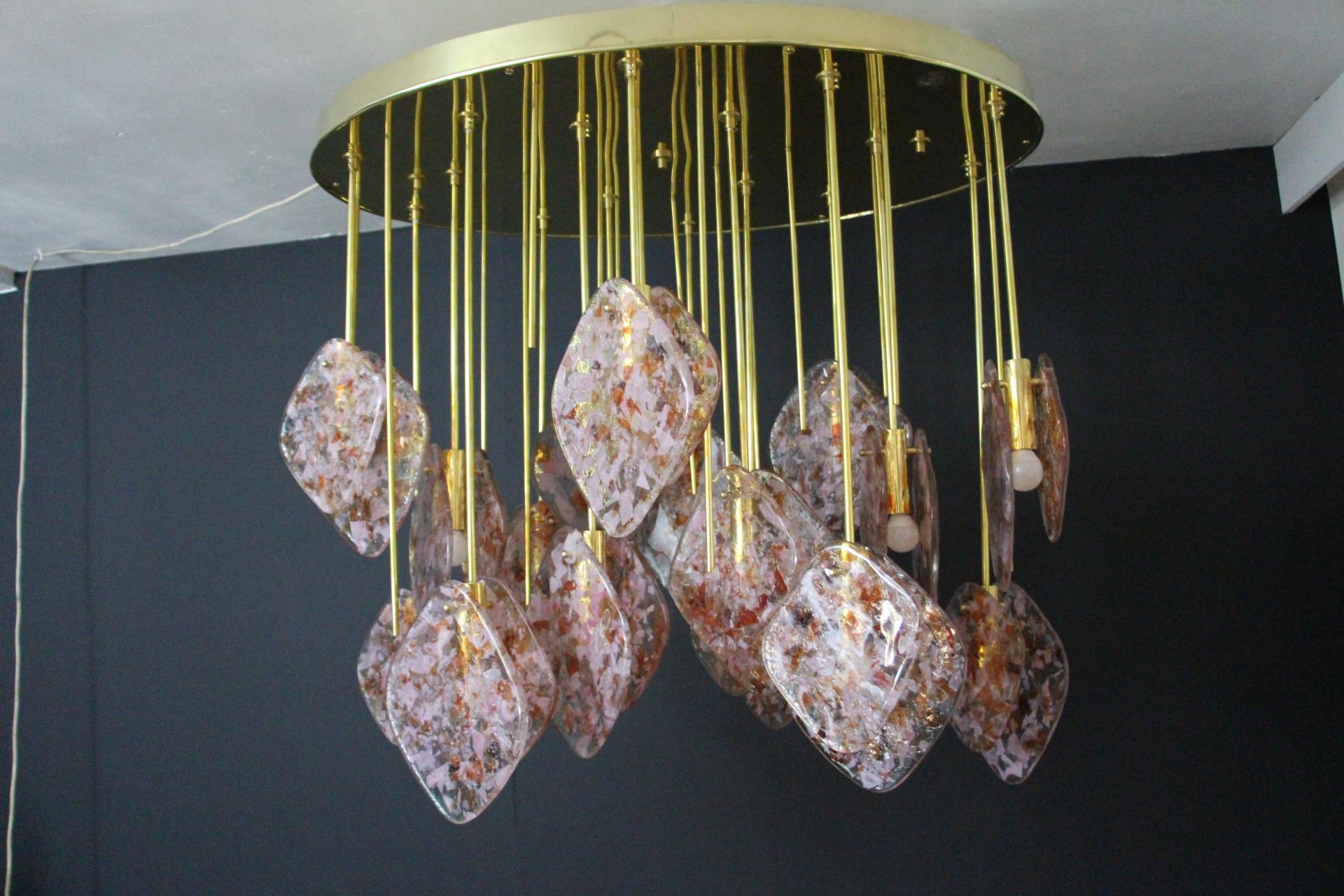 Italian Ovale Mid-Century Modern Brass and Pink Glass Chandelier In Excellent Condition For Sale In Saint-Ouen, FR