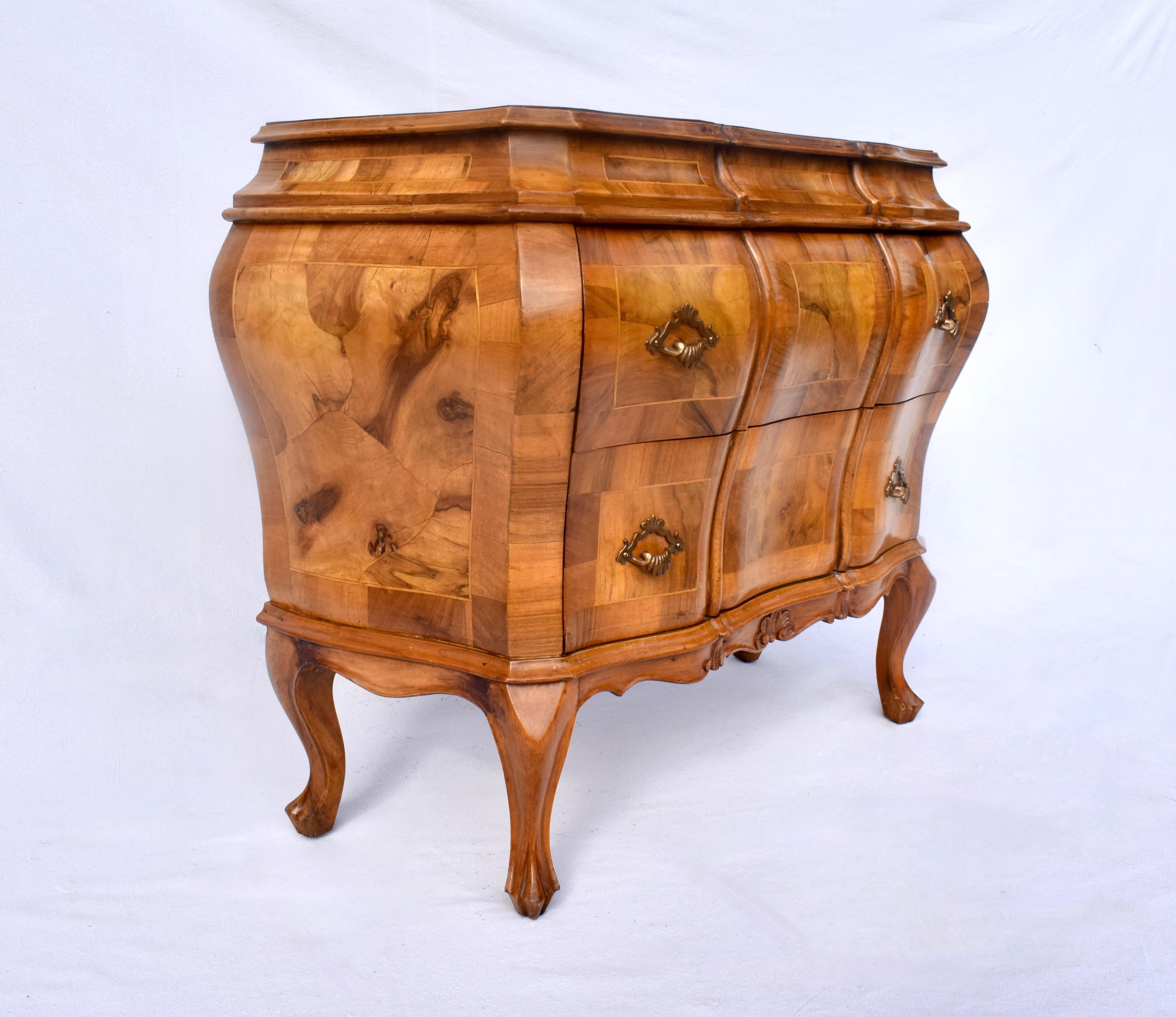 Italienische Kommode Bombe-Kommode aus Austernholz und Olivenholz (Louis XV.) im Angebot