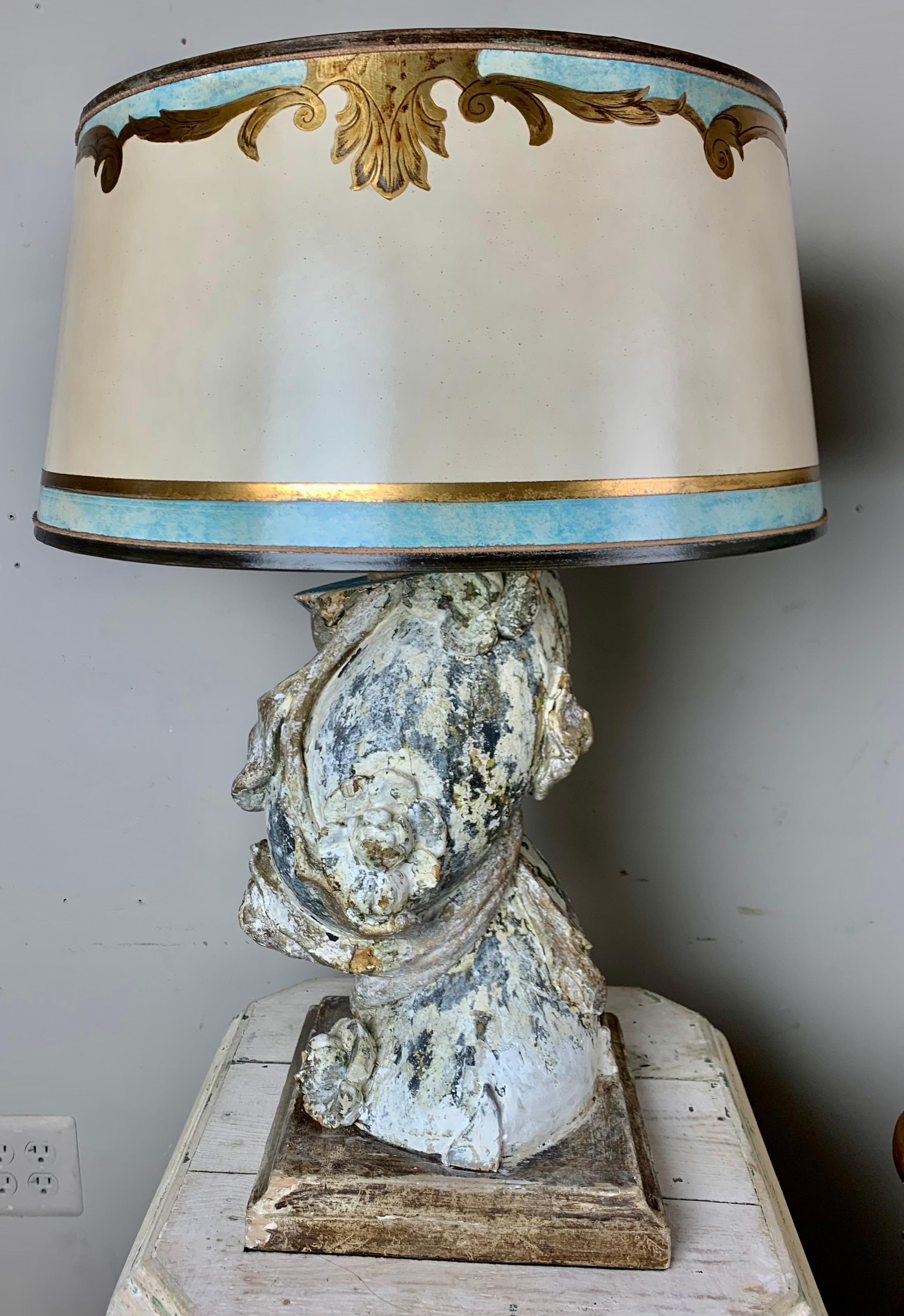 Italienische bemalte Säulenlampen mit Pergamentschirmen, Paar (Barock) im Angebot