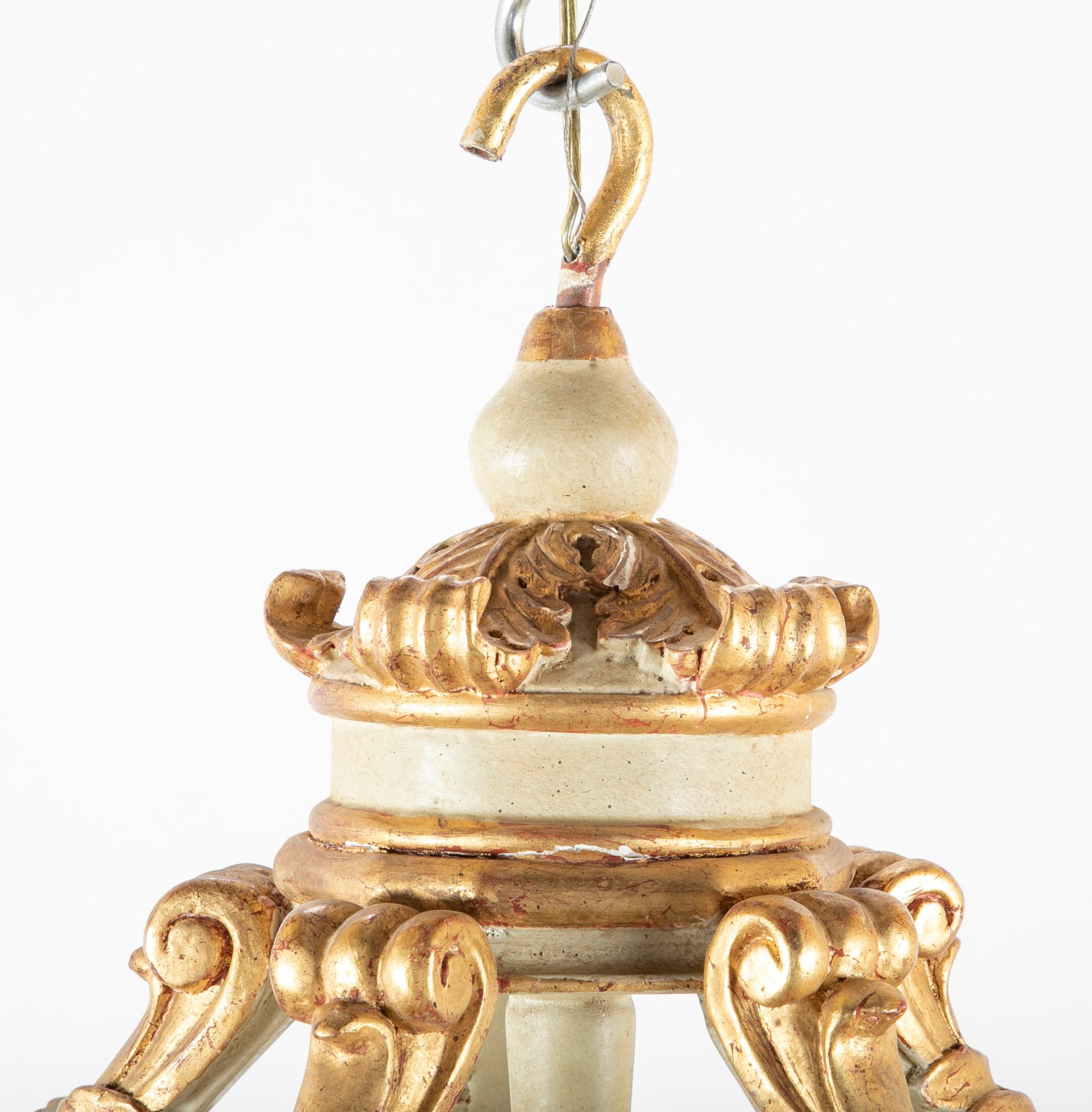 Italian Painted and Gilded Five-Sided Lantern In Good Condition For Sale In Stamford, CT