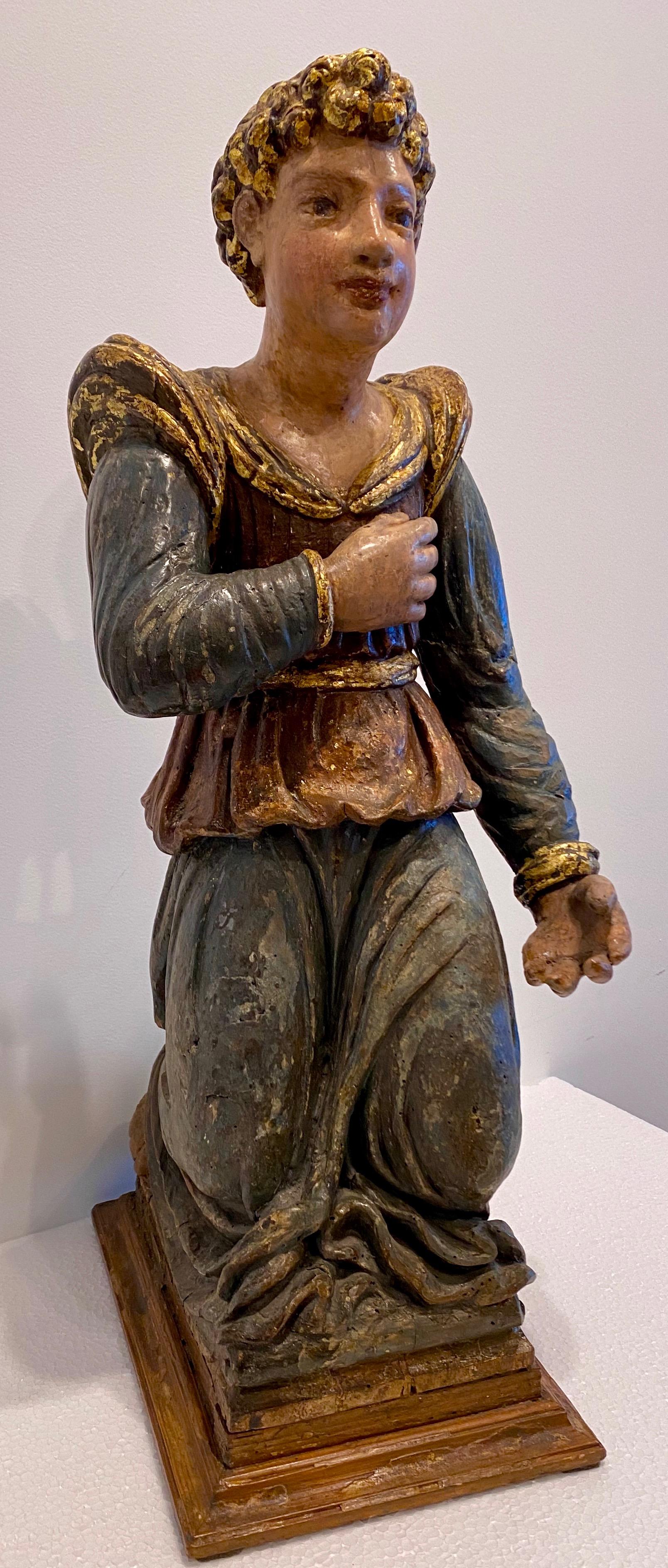 Laqué Sculpture italienne en bois peint et laqué d'une figure agenouillée, vers 1650 en vente