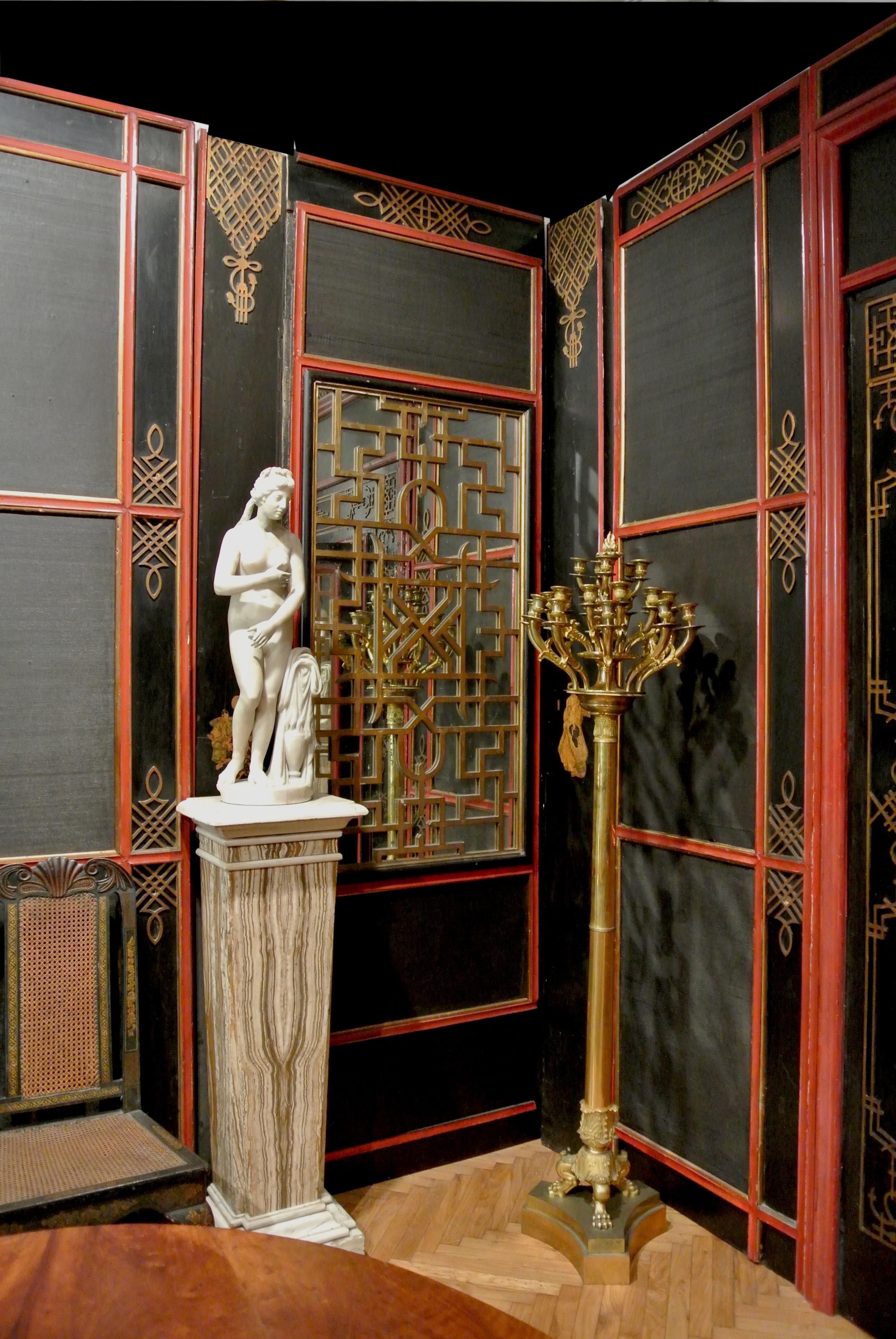 Paneles de Boiserie Japonesa Pintados y Dorados a la Parcela Italiana Art Decó en venta