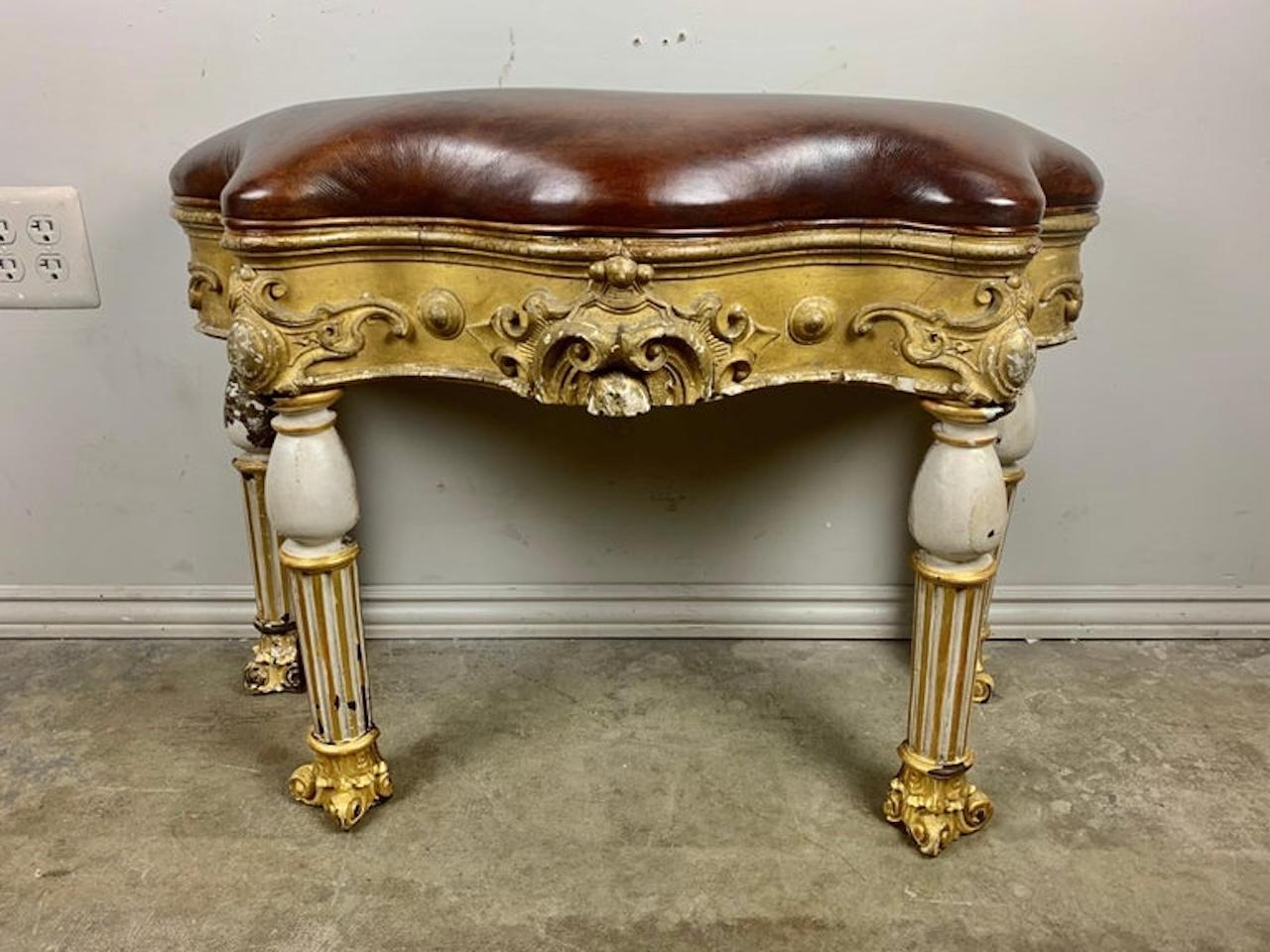 Néoclassique Banc italien en cuir peint et doré à la parcelle en vente