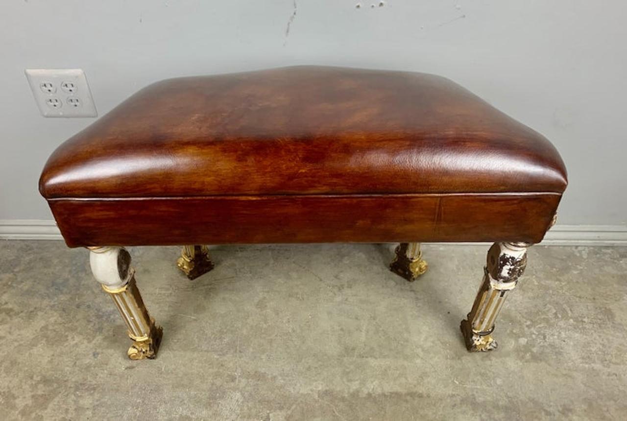 Cuir Banc italien en cuir peint et doré à la parcelle en vente
