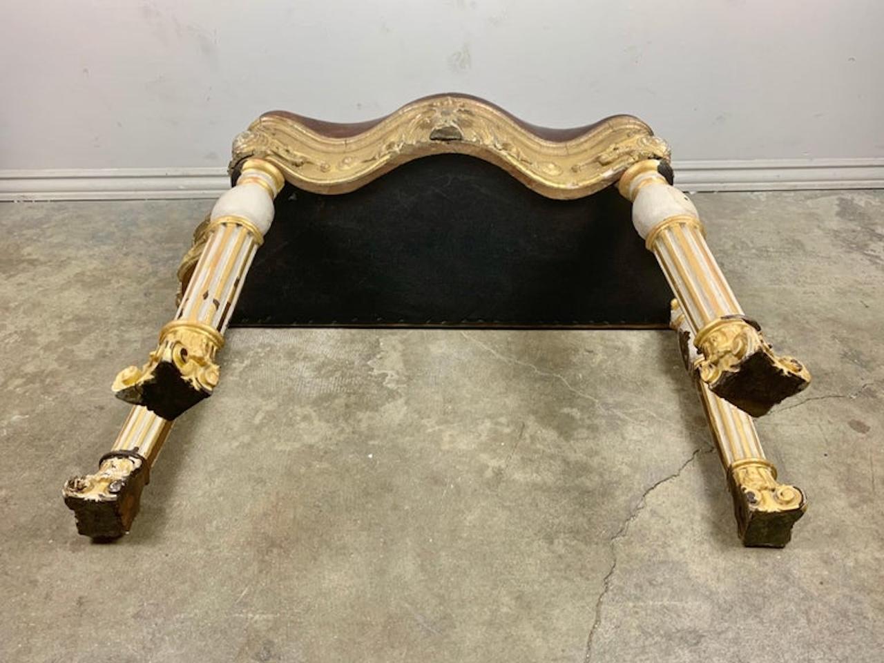 Banc italien en cuir peint et doré à la parcelle en vente 1
