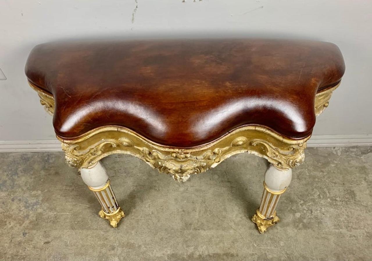 Banc italien en cuir peint et doré à la parcelle en vente 2