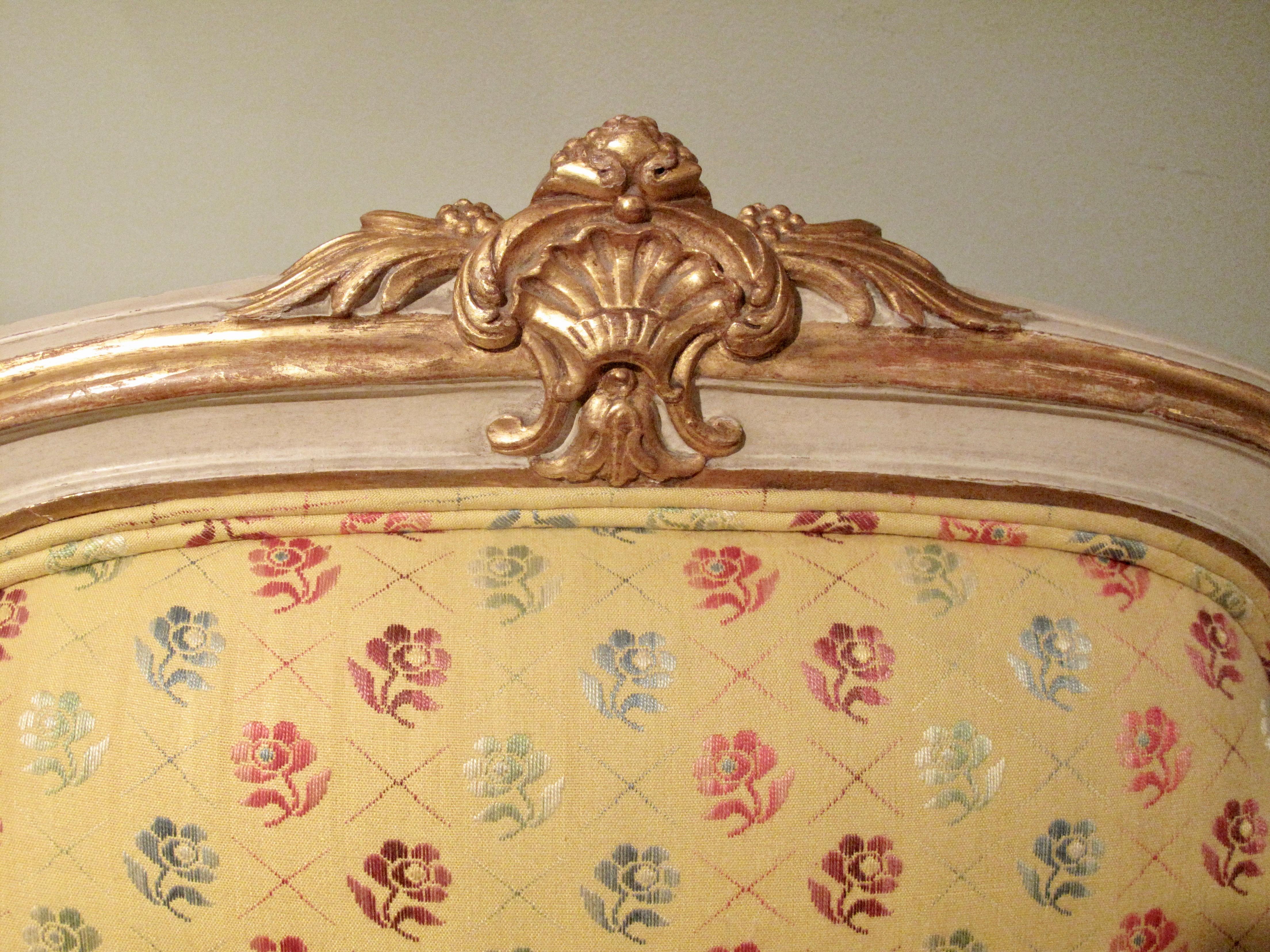 Italienischer bemalter und teilweise vergoldeter Marquise-Sessel, 19. Jahrhundert im Angebot 3
