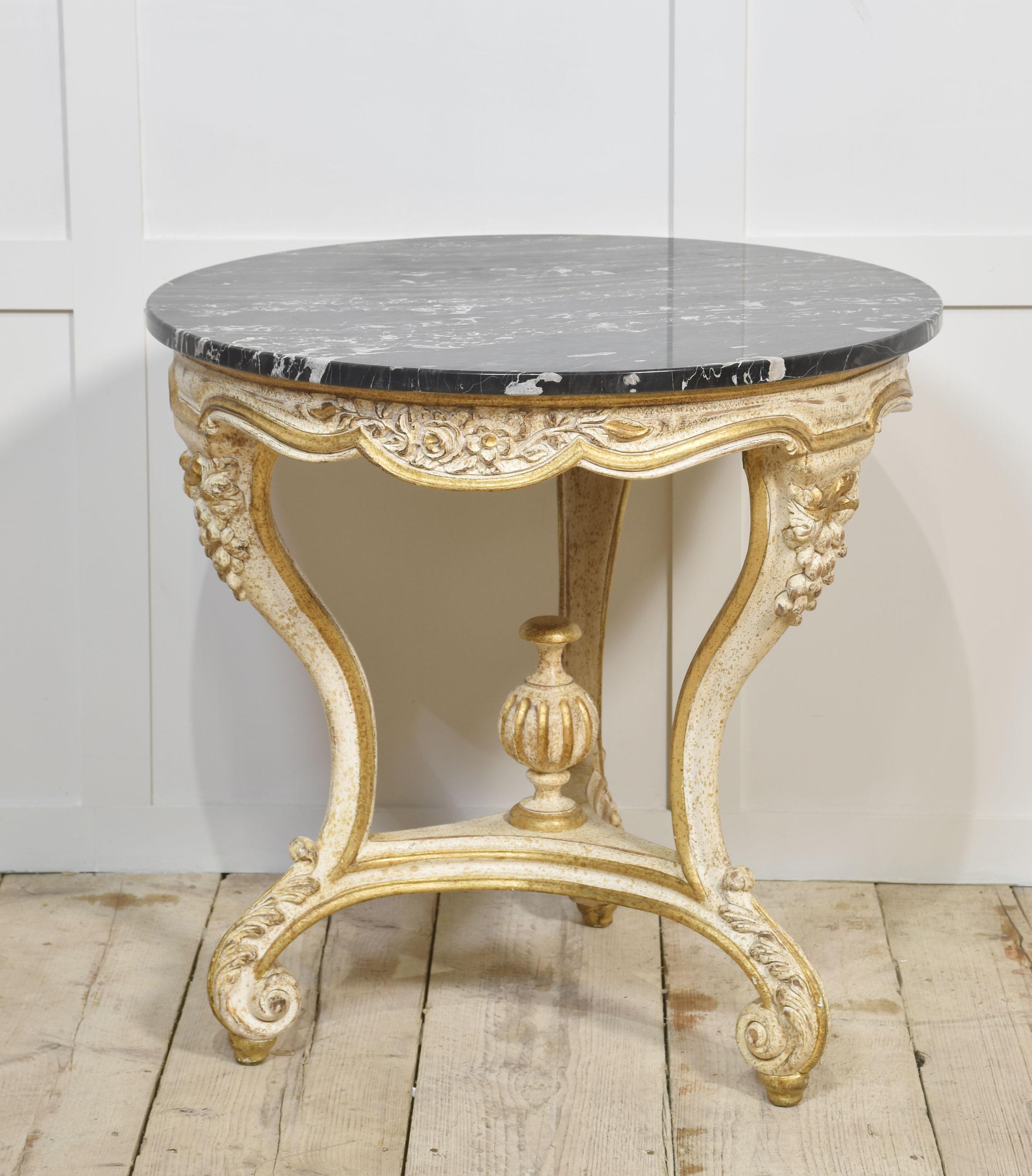 Table d'appoint italienne peinte et dorée parcellaire, le plateau circulaire en marbre bien veiné. Soutenu par une frise florale. Le tout repose sur des pieds en forme, terminés par des pieds à enroulement.
Dimensions
Hauteur 27 pouces
Largeur 28