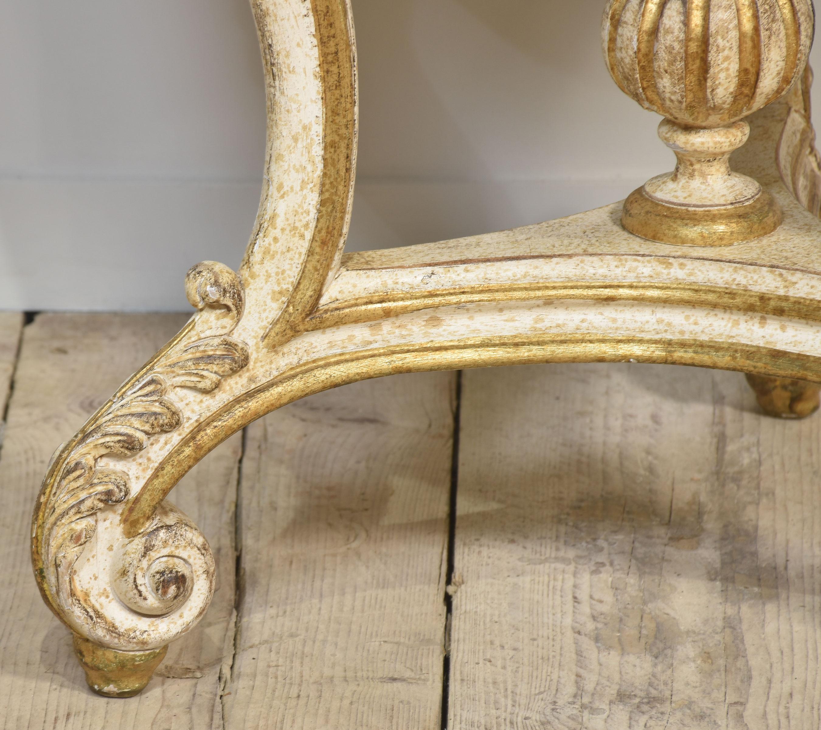 Table d'appoint italienne peinte et dorée parcellaire Bon état - En vente à Cheshire, GB