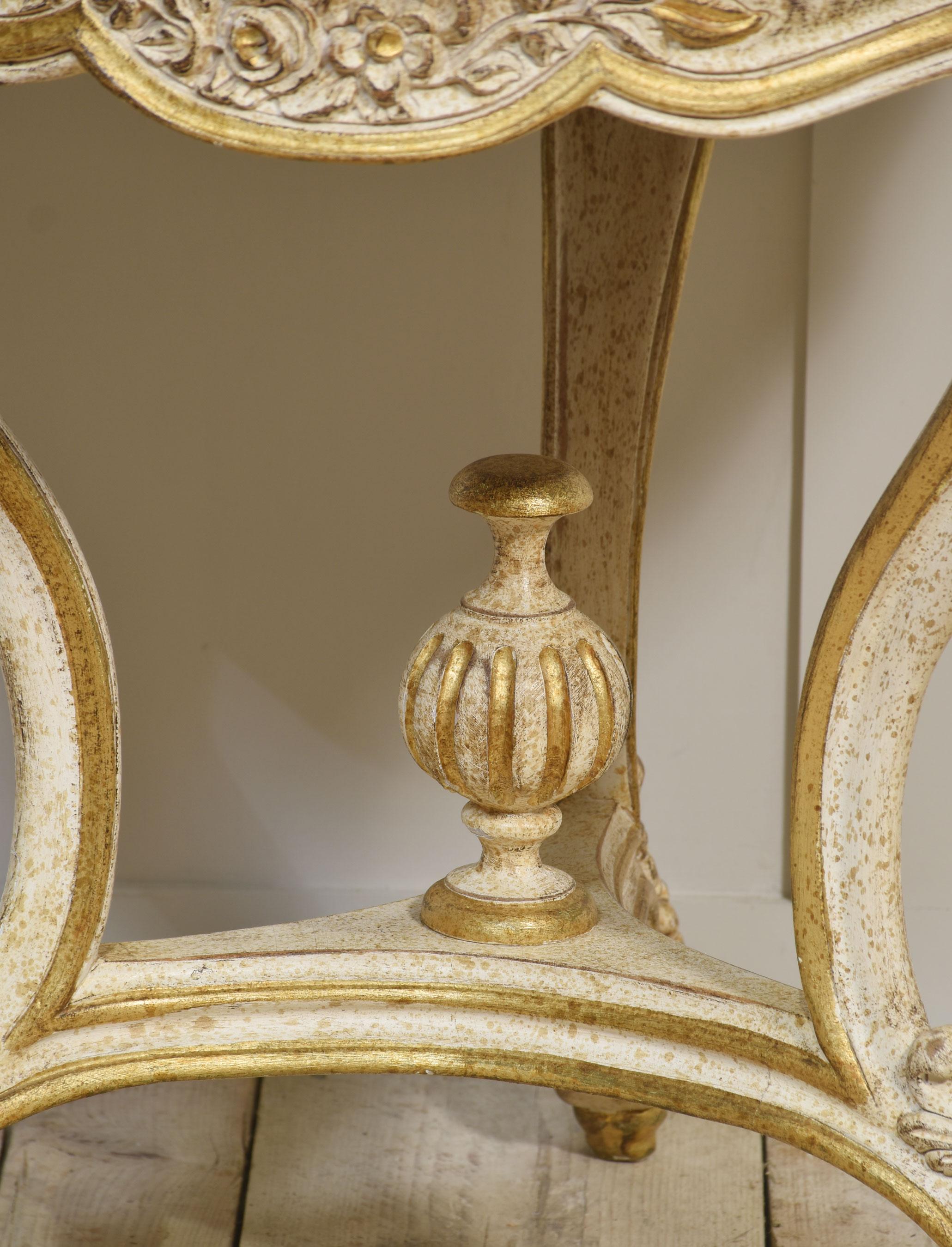 20ième siècle Table d'appoint italienne peinte et dorée parcellaire en vente