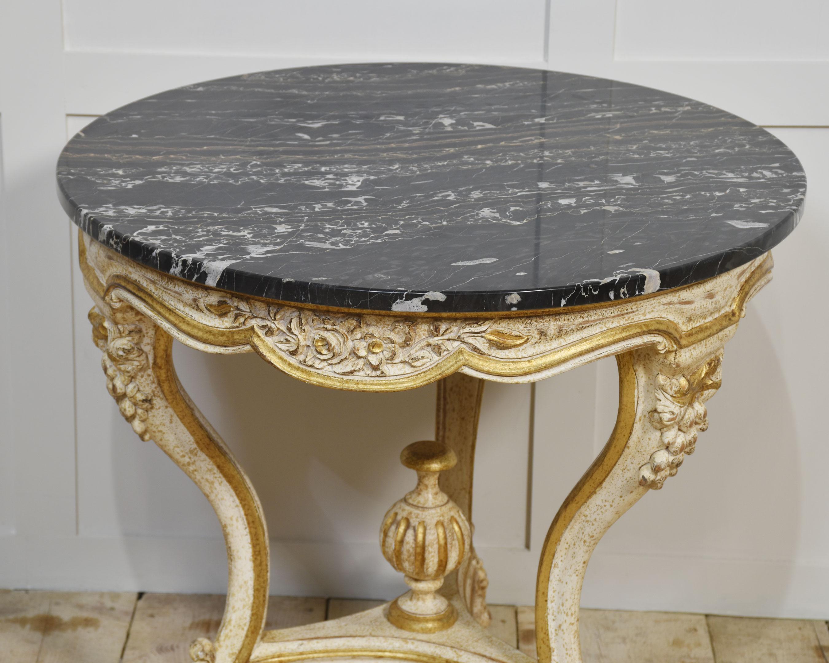 Bois doré Table d'appoint italienne peinte et dorée parcellaire en vente