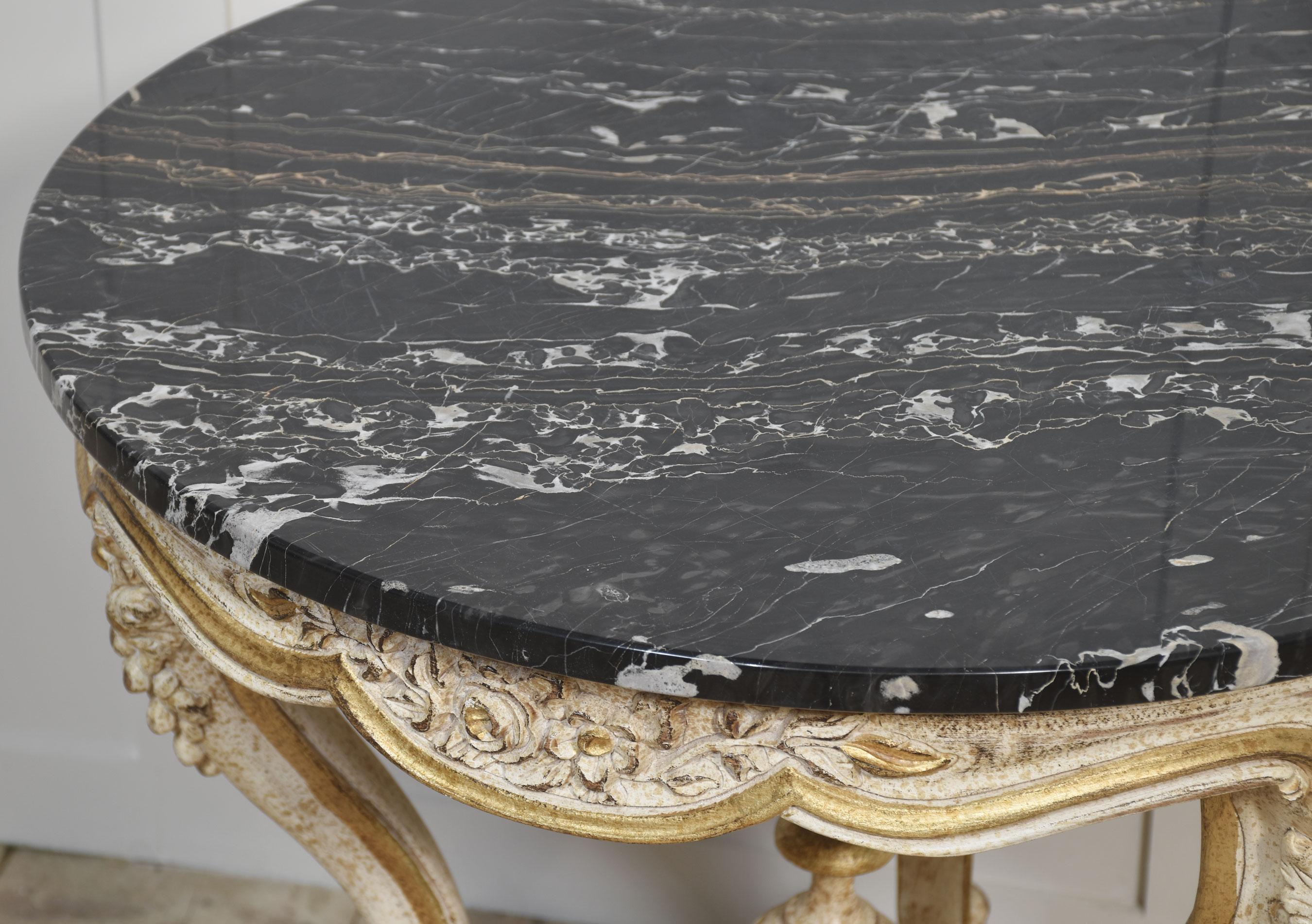 Table d'appoint italienne peinte et dorée parcellaire en vente 1