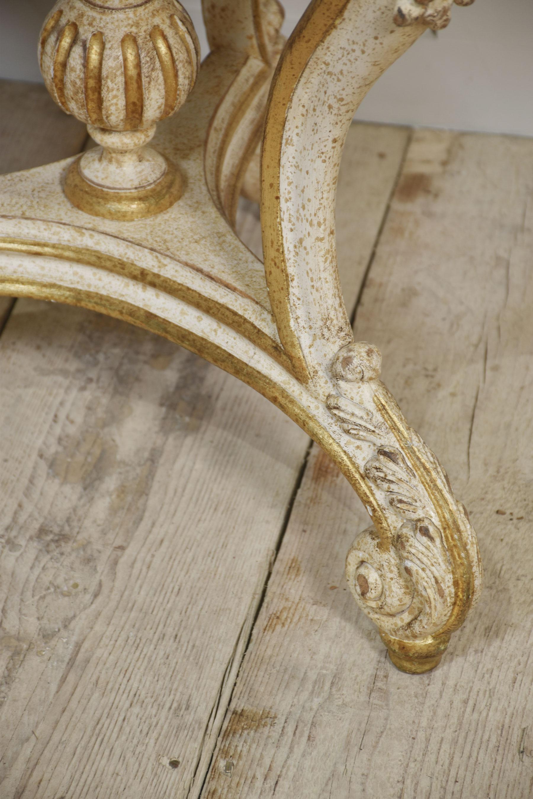 Table d'appoint italienne peinte et dorée parcellaire en vente 2
