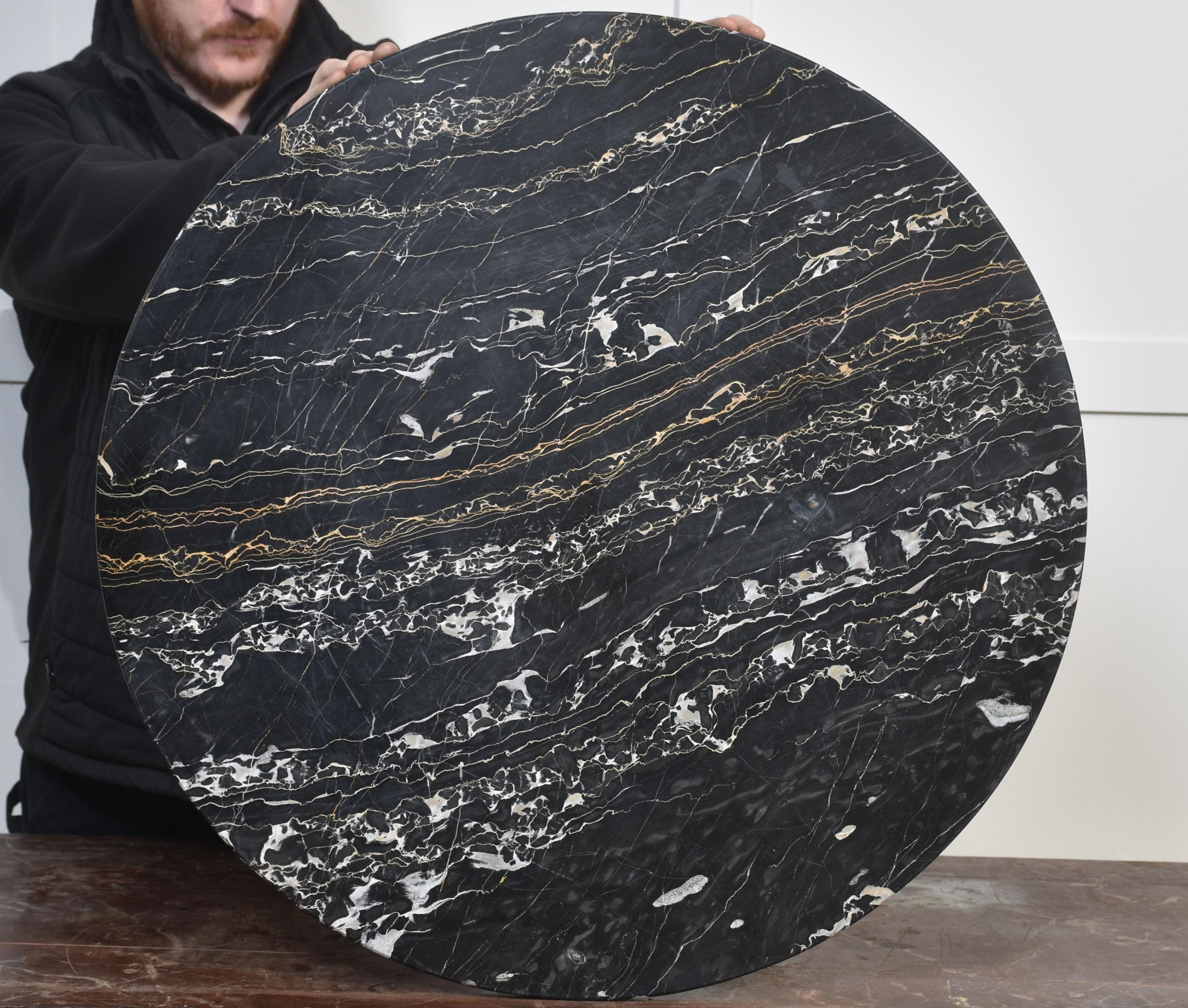 Table d'appoint italienne peinte et dorée parcellaire en vente 3