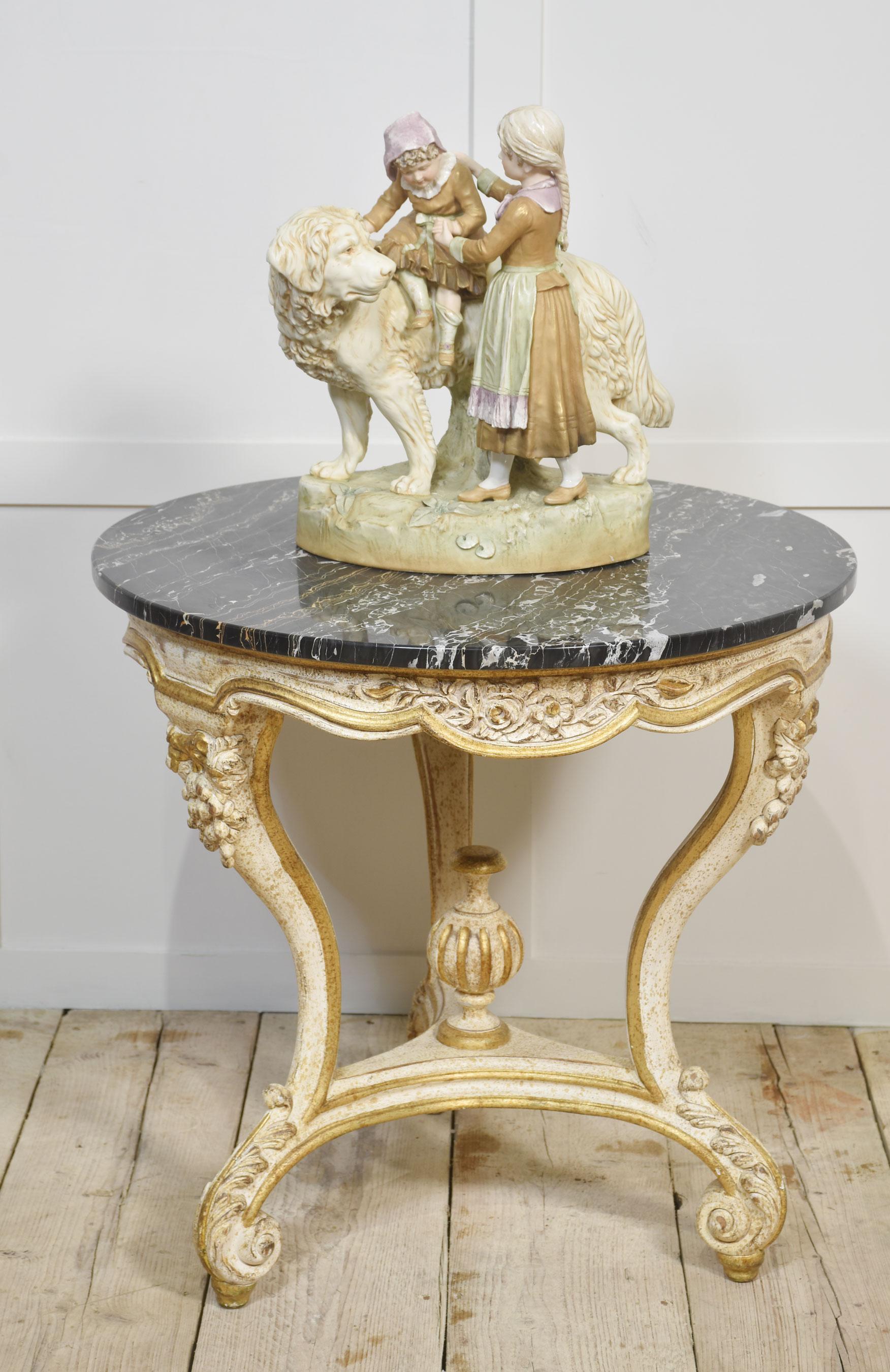 Table d'appoint italienne peinte et dorée parcellaire en vente 4