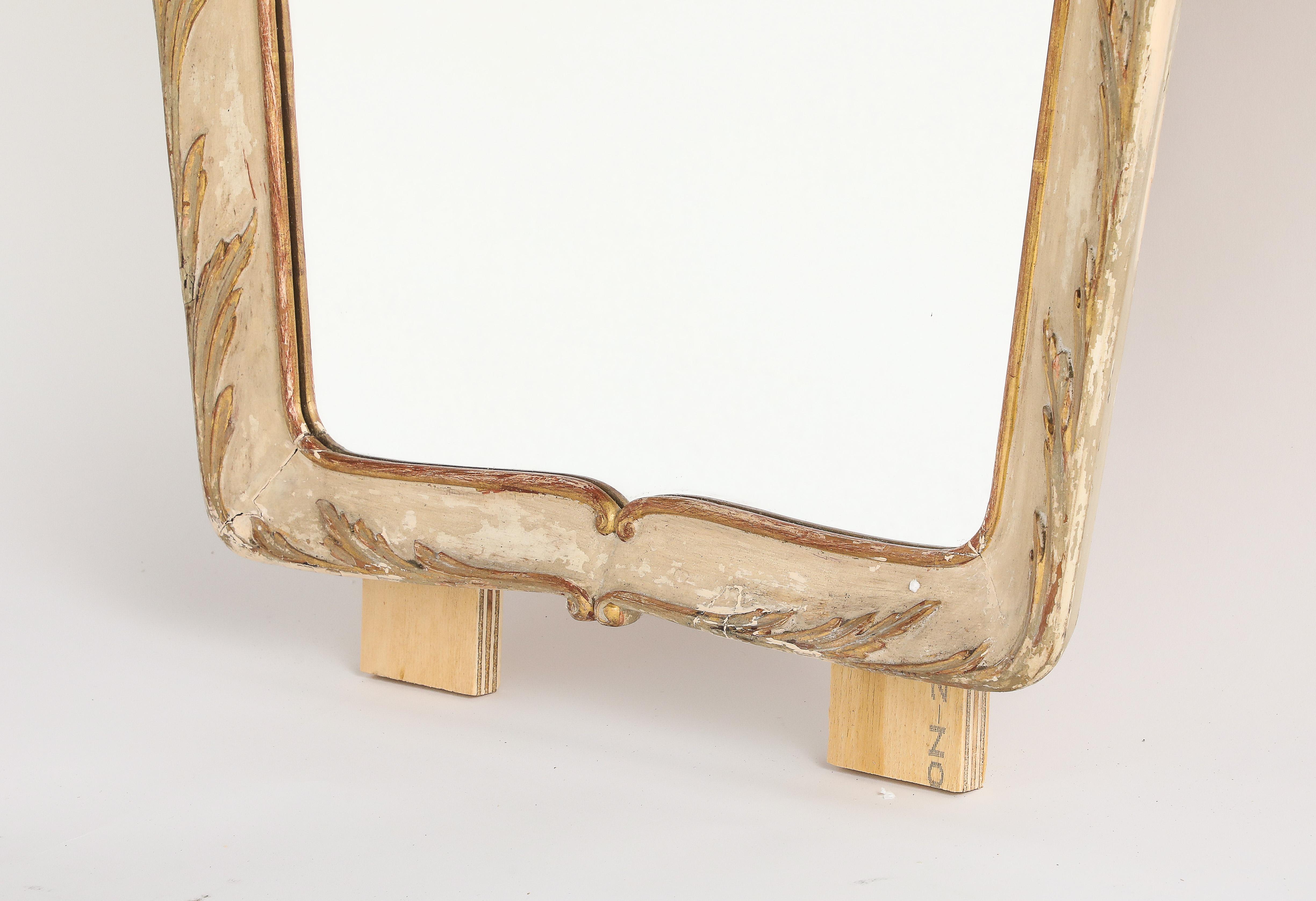 Miroir italien en bois peint, sculpté et doré, vers 1940 en vente 4