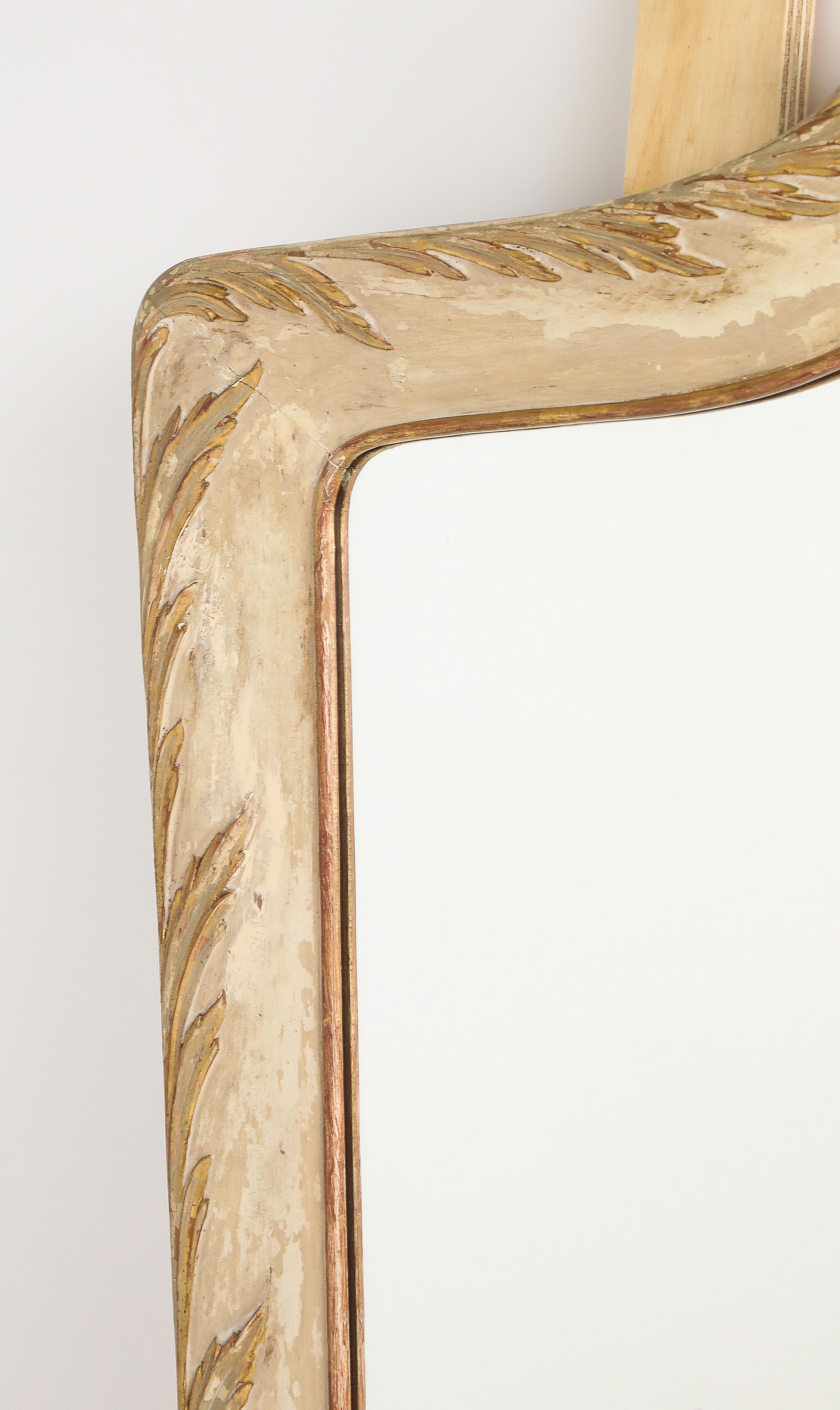 Miroir italien en bois peint, sculpté et doré, vers 1940 en vente 6