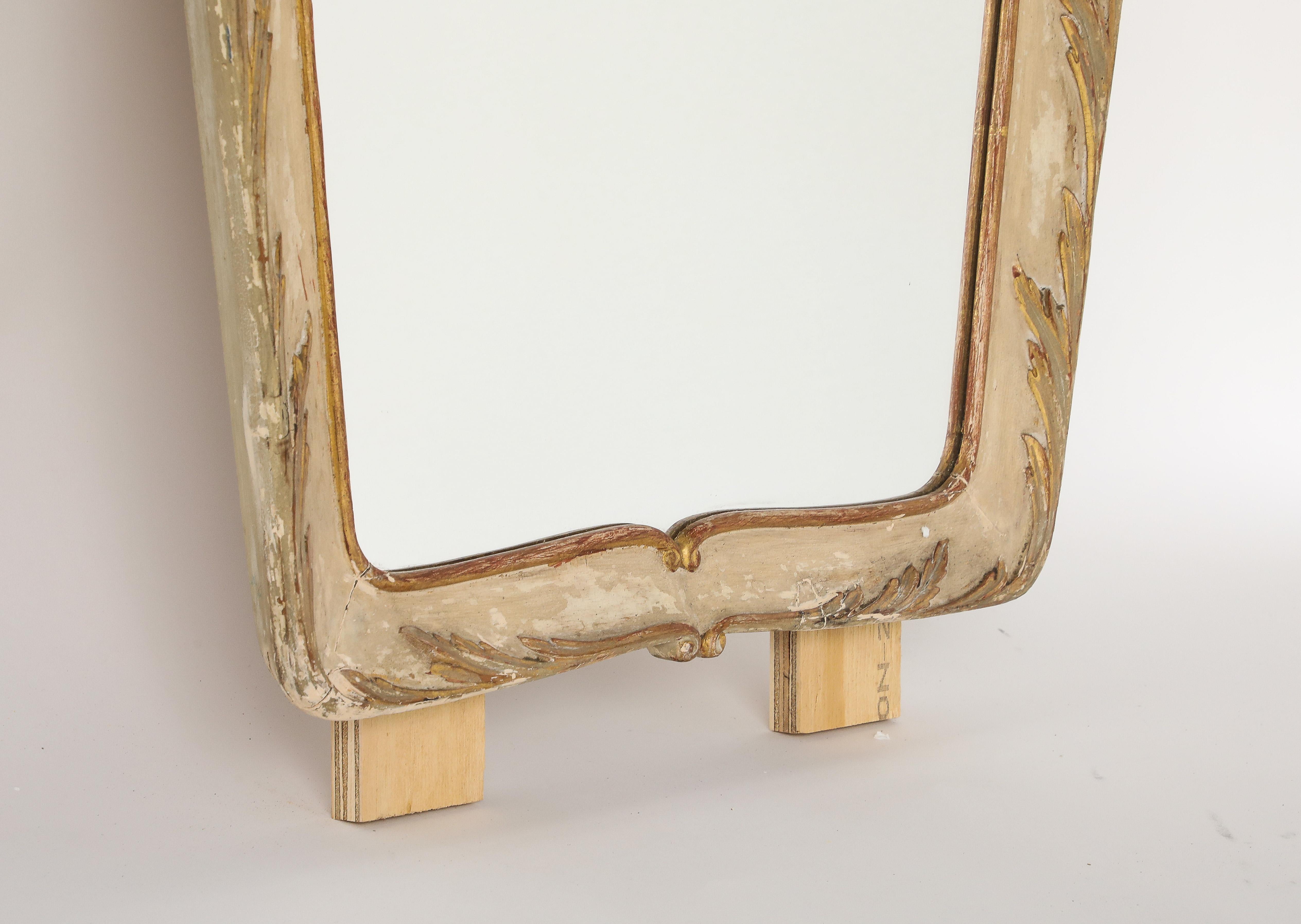 Miroir italien en bois peint, sculpté et doré, vers 1940 en vente 8