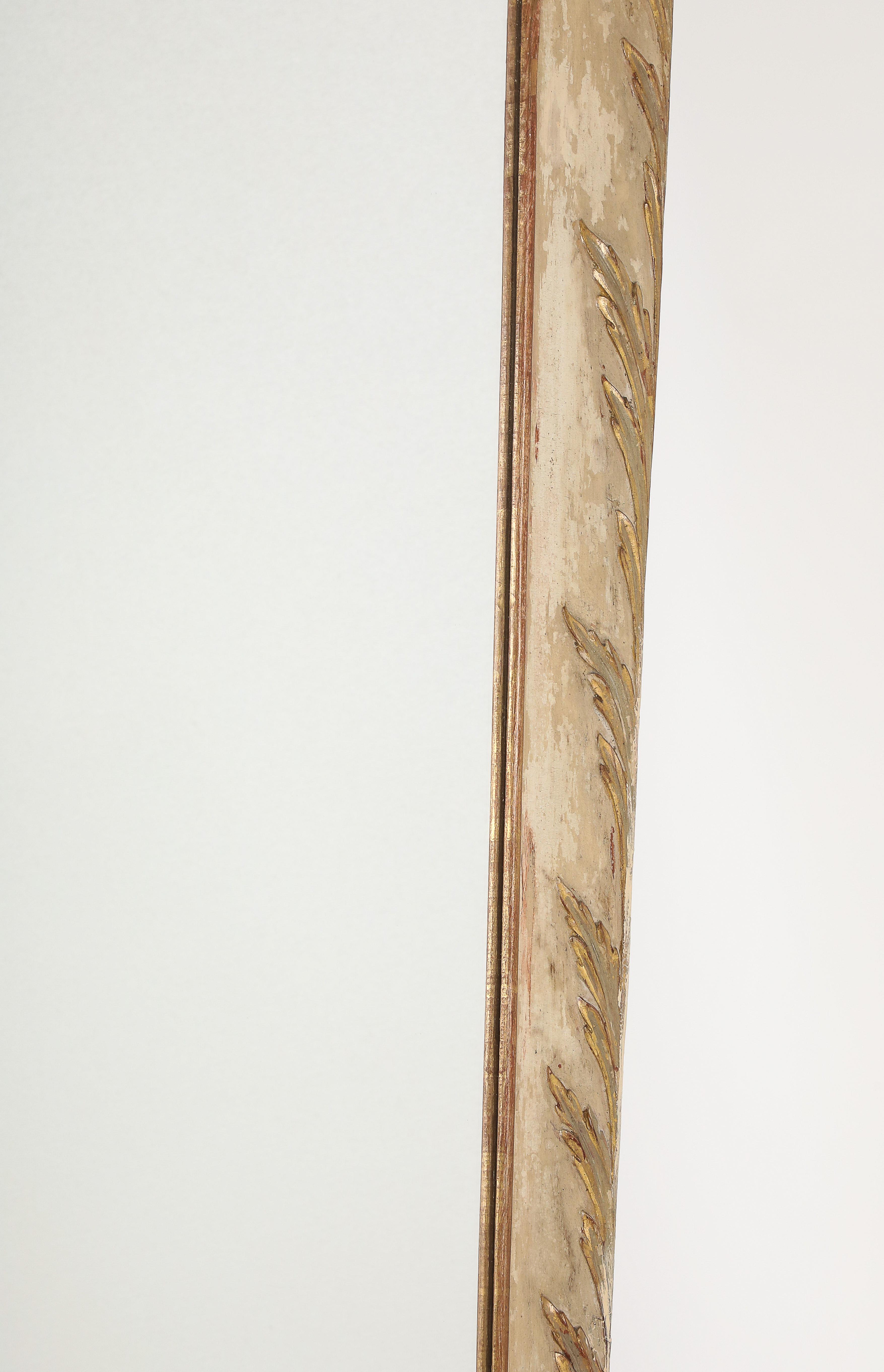 Miroir italien en bois peint, sculpté et doré, vers 1940 en vente 10