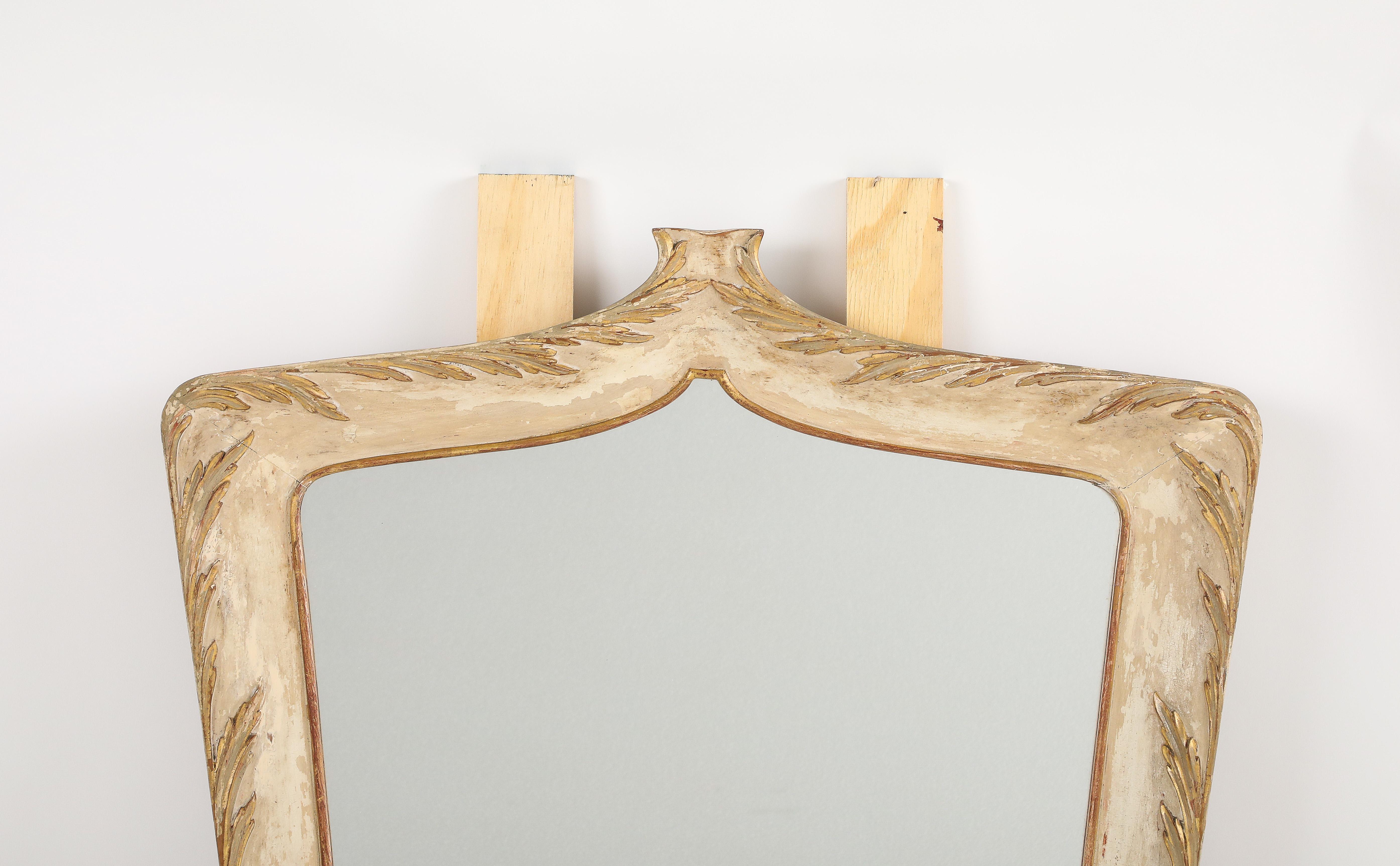 Miroir d'Italie du Nord aux formes élégantes, en bois peint, sculpté et doré.  Avec la peinture et la dorure d'origine et la plaque de miroir, il présente une belle et chaude patine.  D'une grande envergure, cette pièce est un ajout stupéfiant à