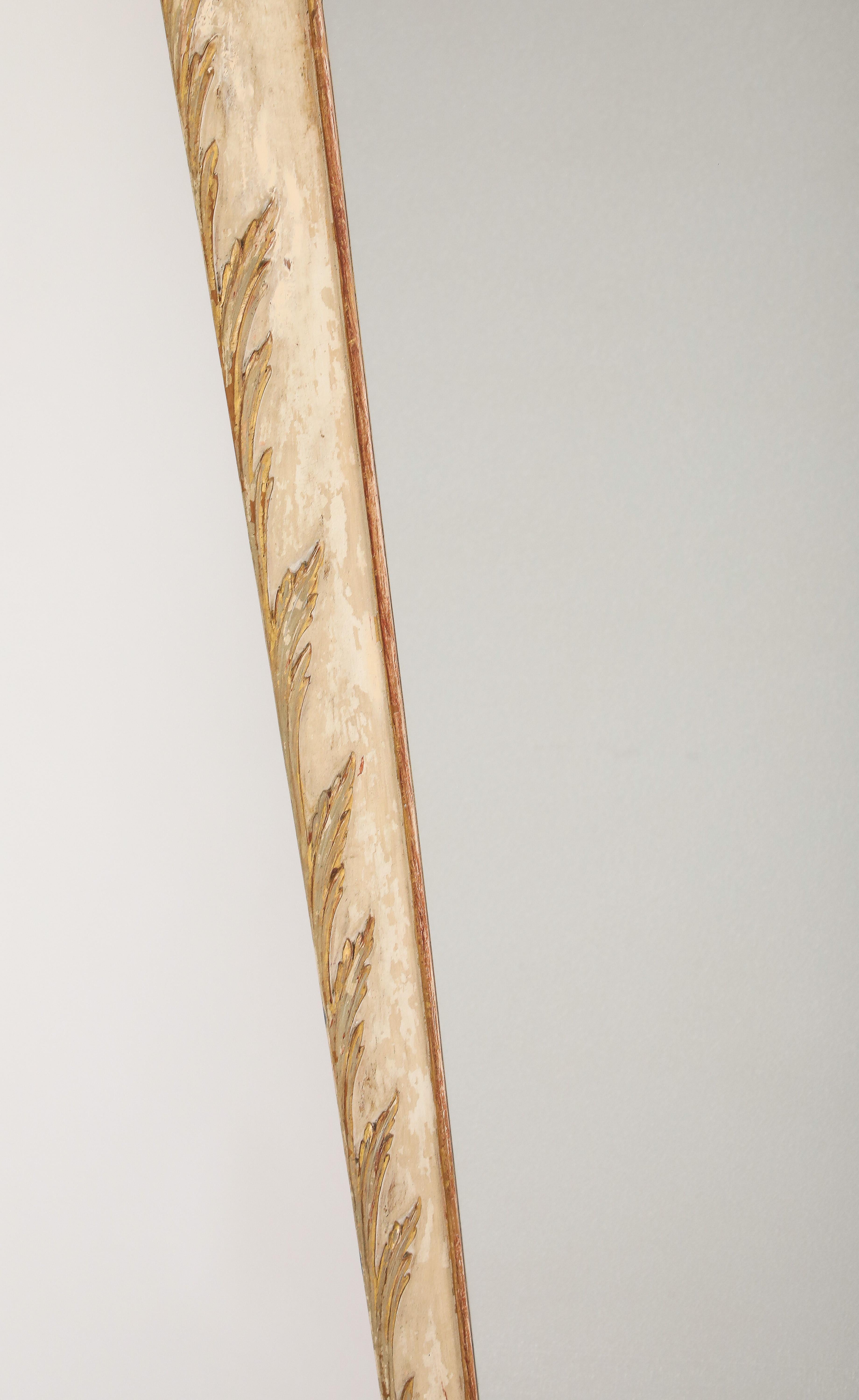 Milieu du XXe siècle Miroir italien en bois peint, sculpté et doré, vers 1940 en vente