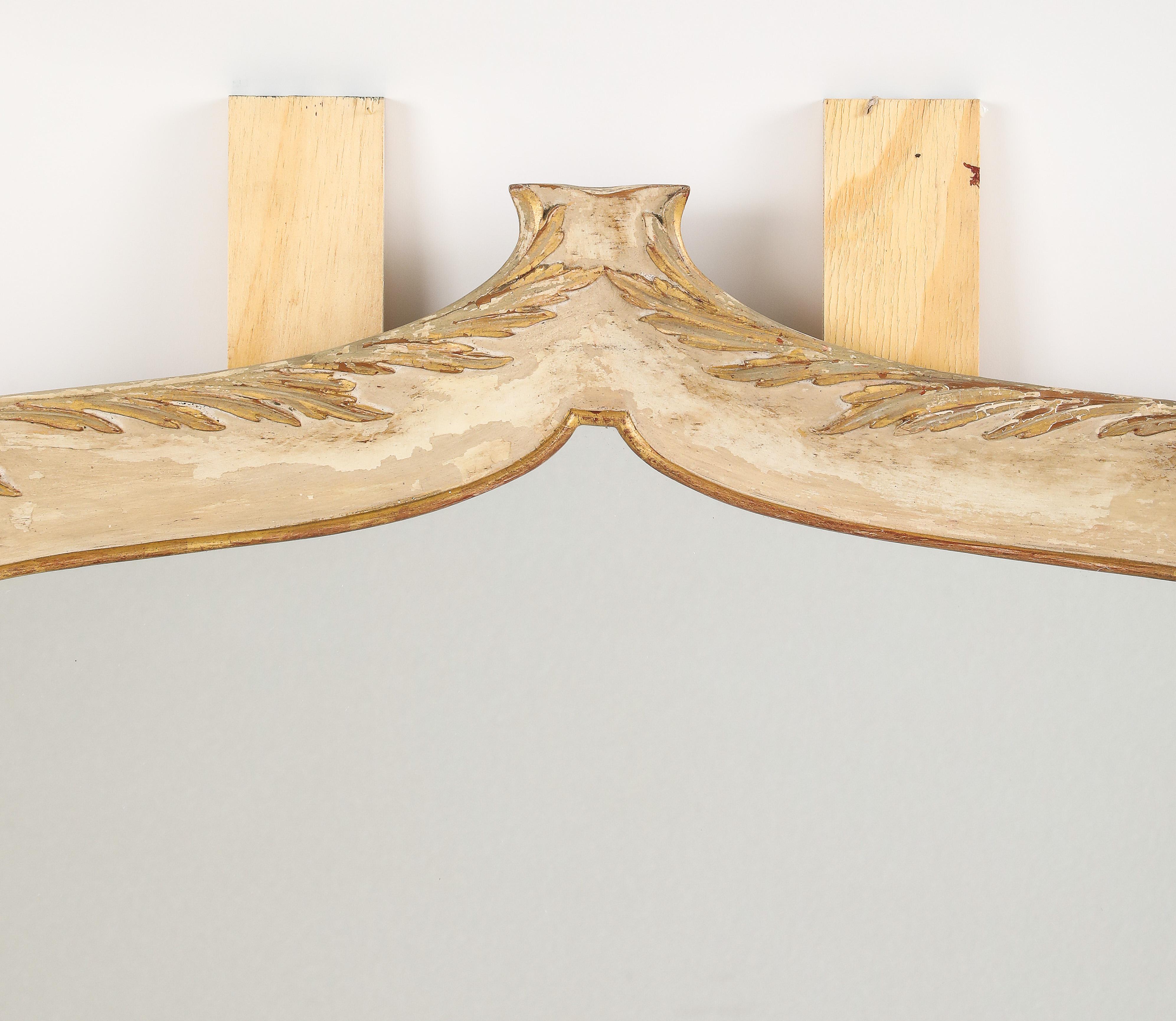 Miroir italien en bois peint, sculpté et doré, vers 1940 en vente 1