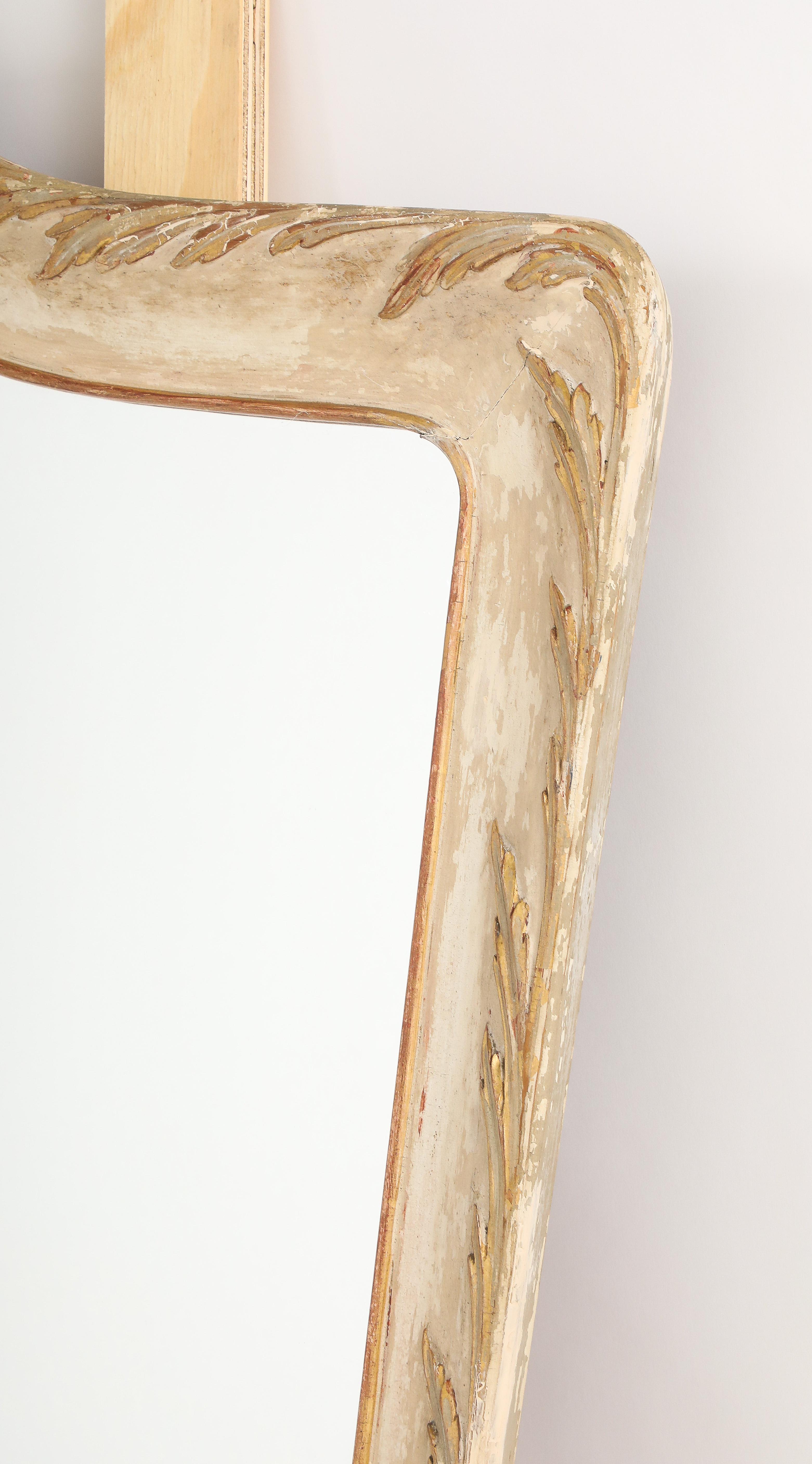 Miroir italien en bois peint, sculpté et doré, vers 1940 en vente 3