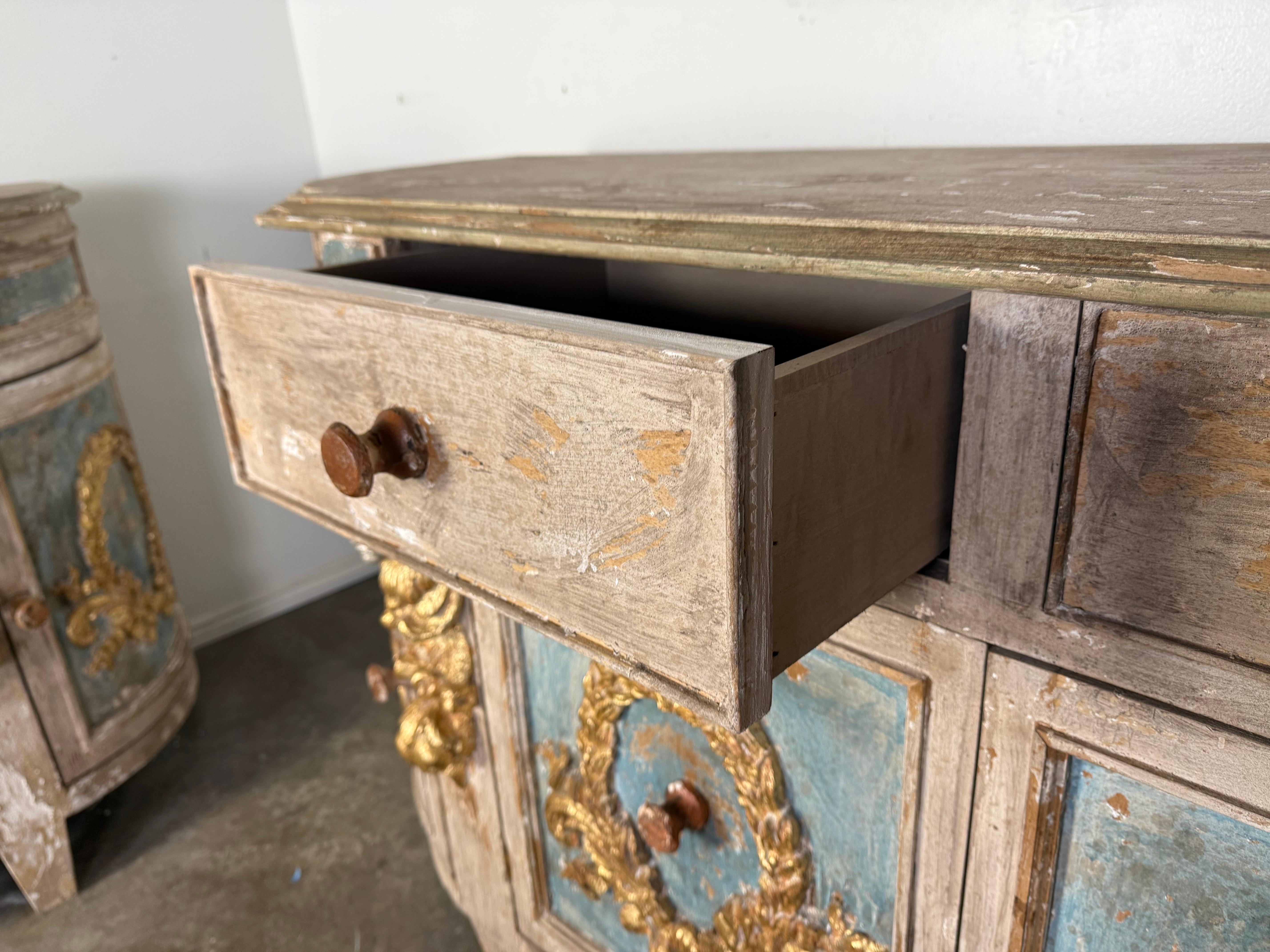Credenza italiana in legno intagliato e dipinto con ghirlande in vendita 3