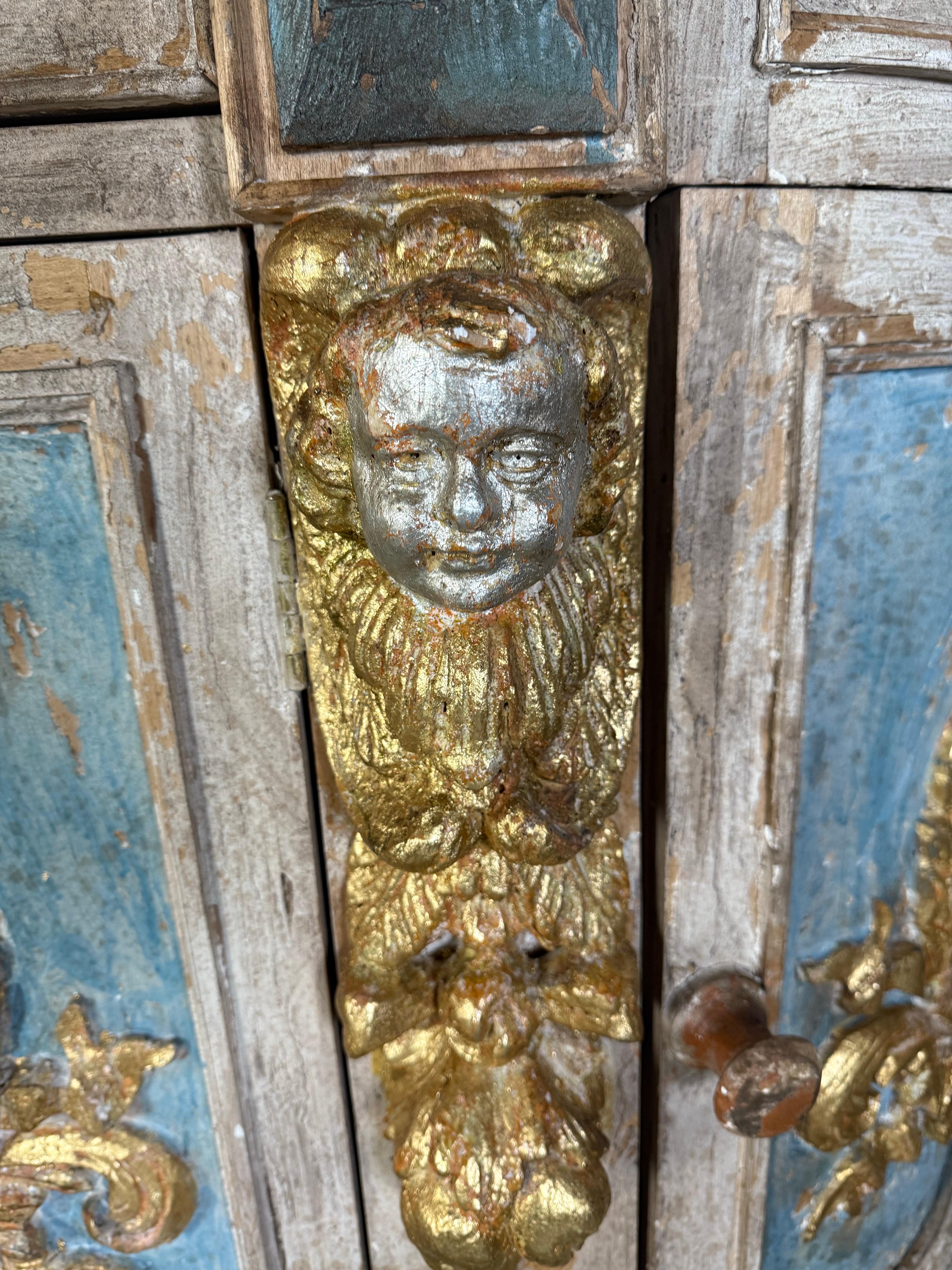 Italiano Credenza italiana in legno intagliato e dipinto con ghirlande in vendita