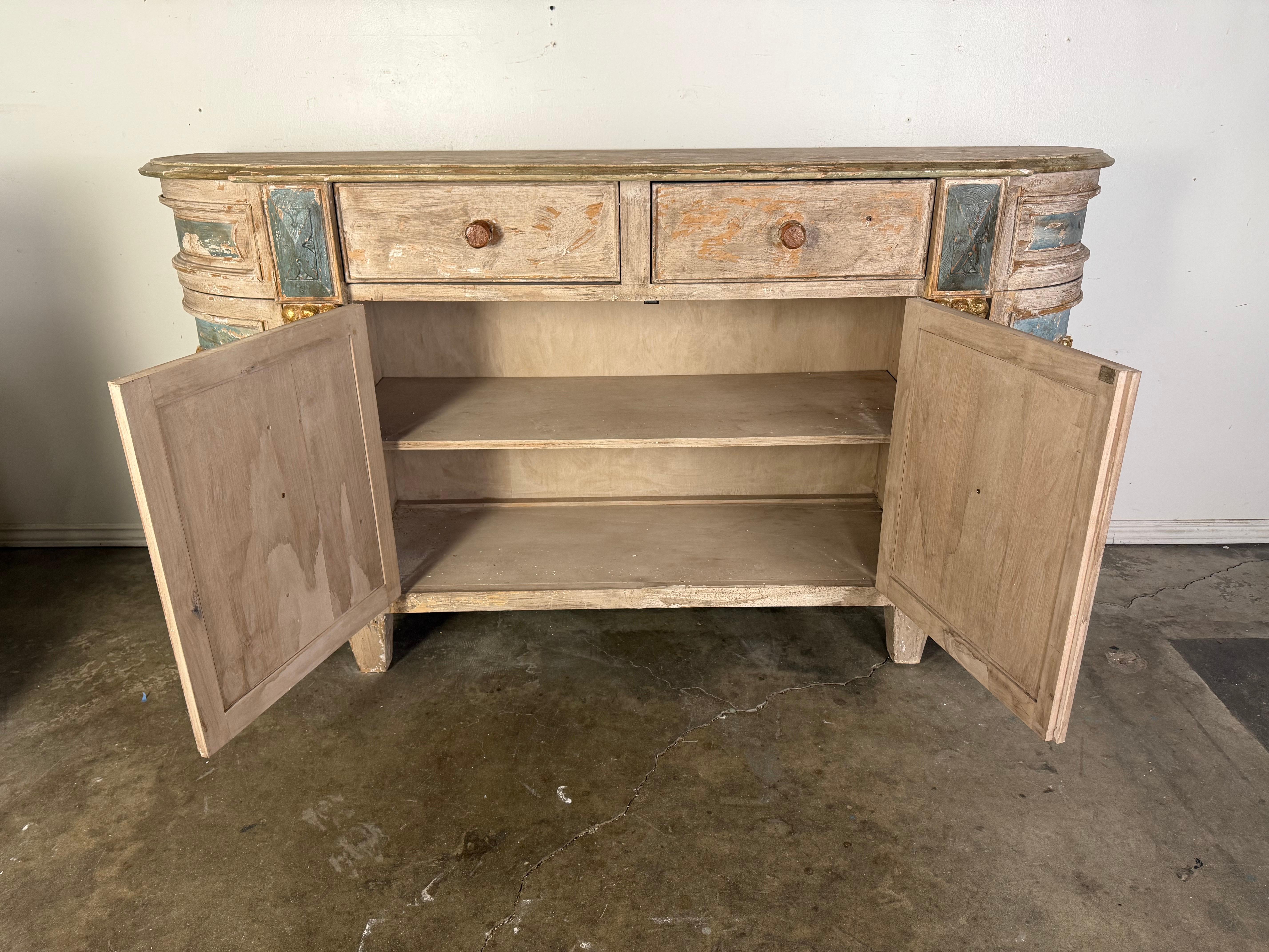 Credenza italiana in legno intagliato e dipinto con ghirlande In condizioni deteriorate in vendita a Los Angeles, CA