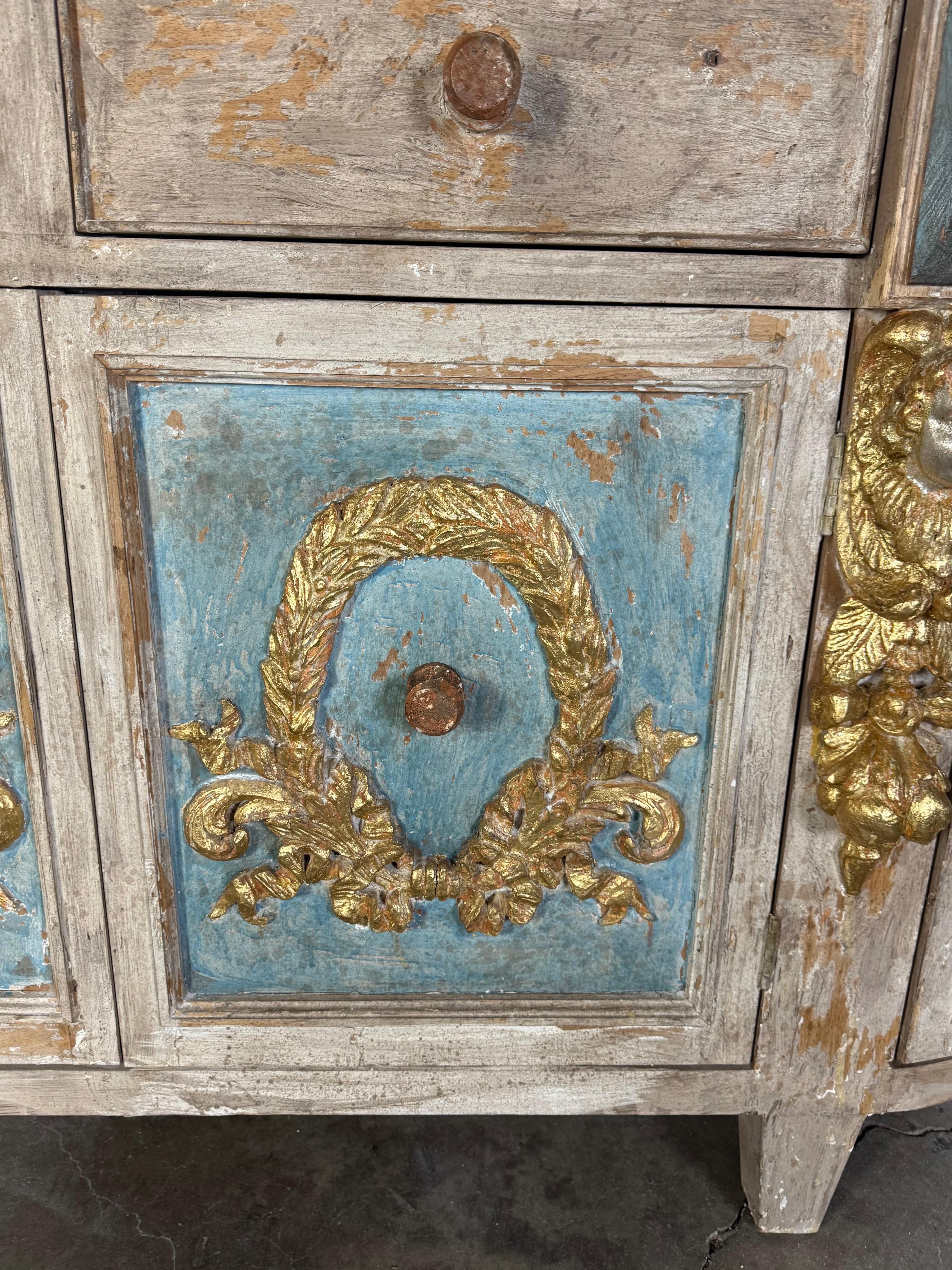 XX secolo Credenza italiana in legno intagliato e dipinto con ghirlande in vendita