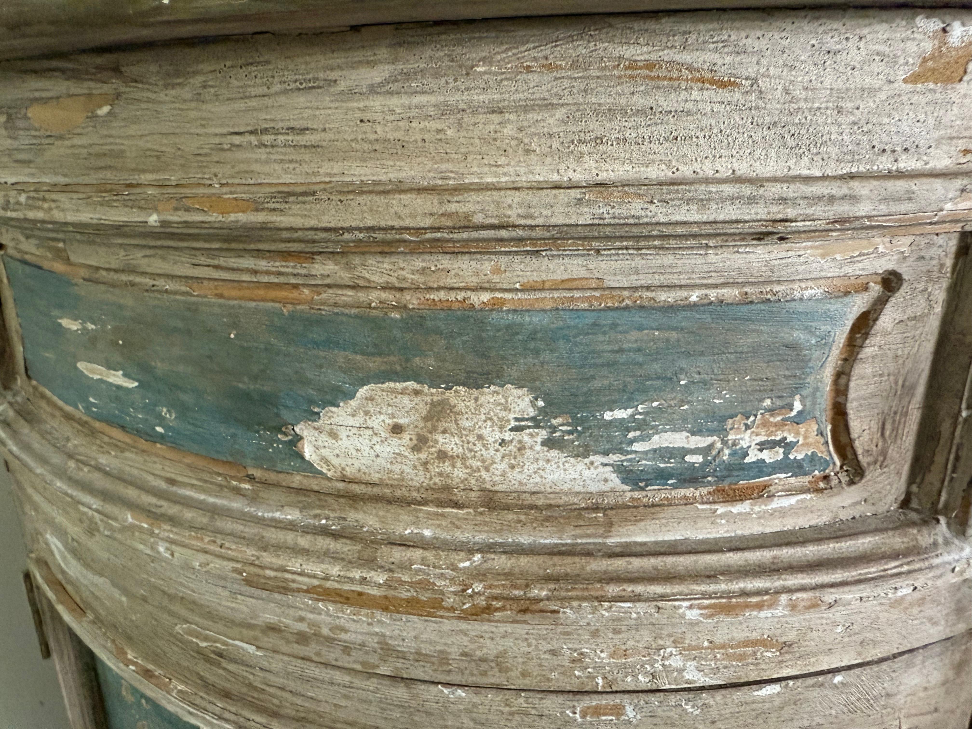 Legno Credenza italiana in legno intagliato e dipinto con ghirlande in vendita