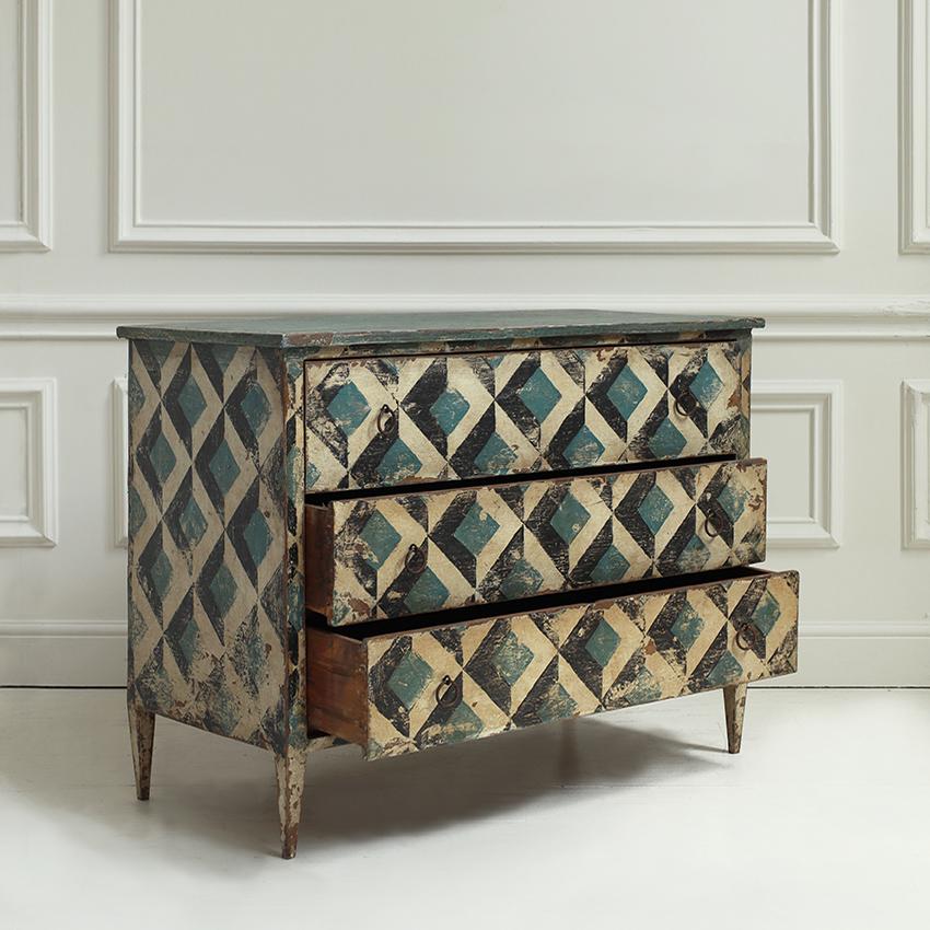 Commode italiana dipinta con motivo geometrico In condizioni buone in vendita a London, GB