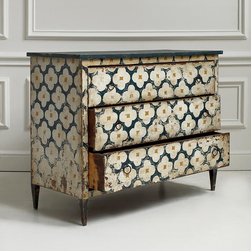 Peint à la main Commode italienne peinte avec motif quadrilobe en vente