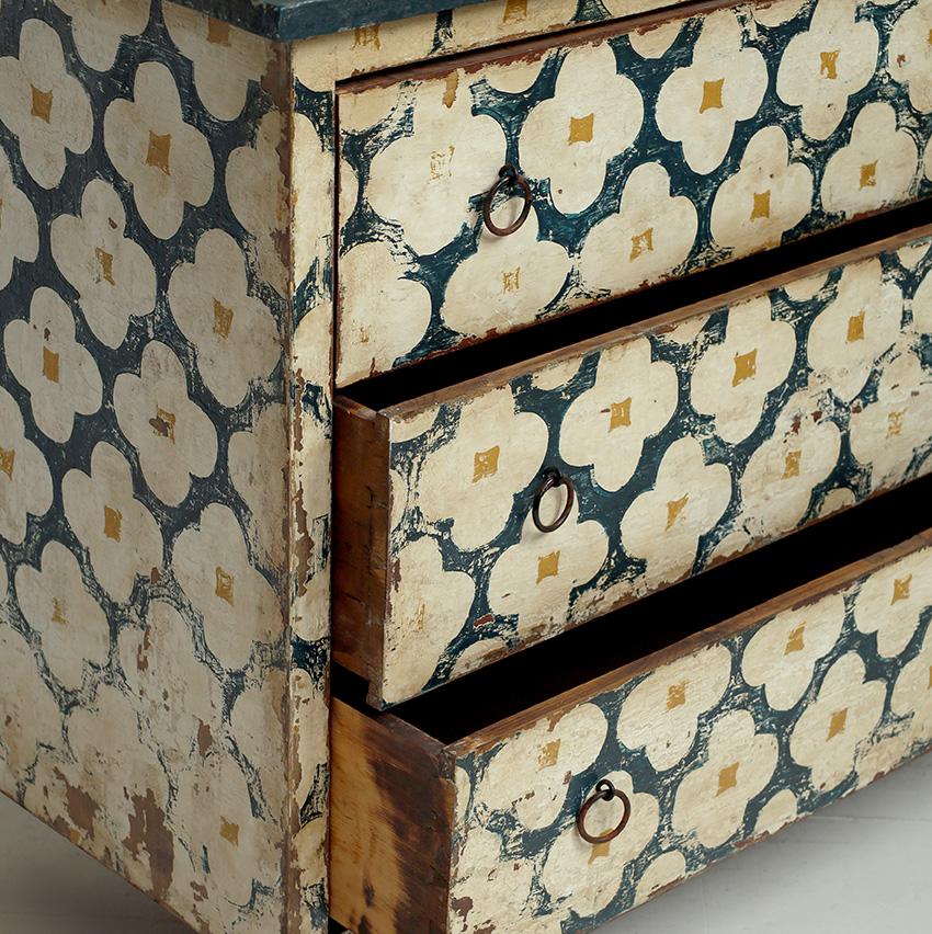 Commode italienne peinte avec motif quadrilobe Bon �état - En vente à London, GB
