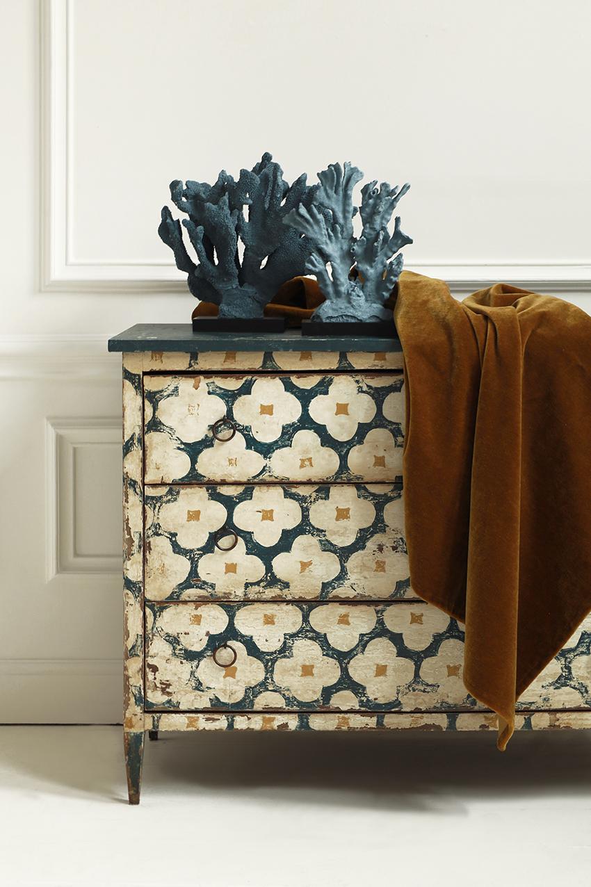 Bois Commode italienne peinte avec motif quadrilobe en vente