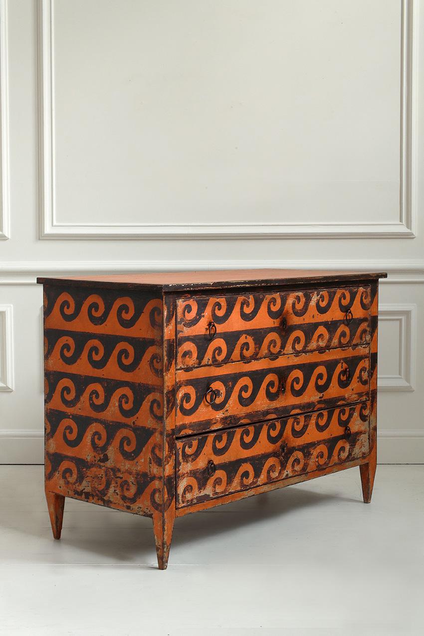 Une étonnante commode italienne peinte, qui se distingue par son audacieux motif de vagues dans des tons richement patinés. La pièce allie l'énergie graphique à la patine du temps, ce qui lui donne à la fois de la présence et du caractère.

