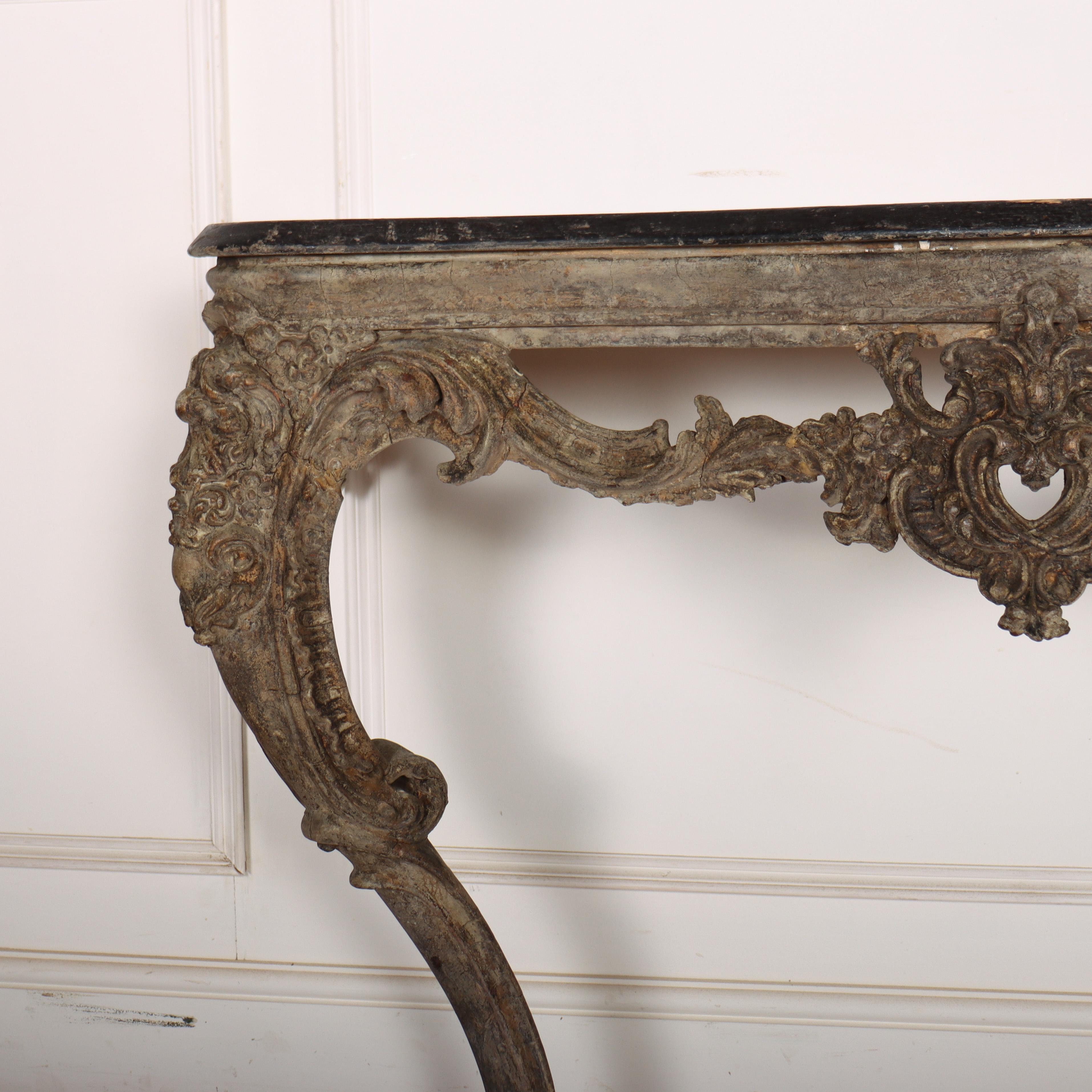 Console italienne en pin peint du début du 19e siècle, avec une belle décoration sculptée. 1830. 


Code : 9109

Dimensions :
W: 44