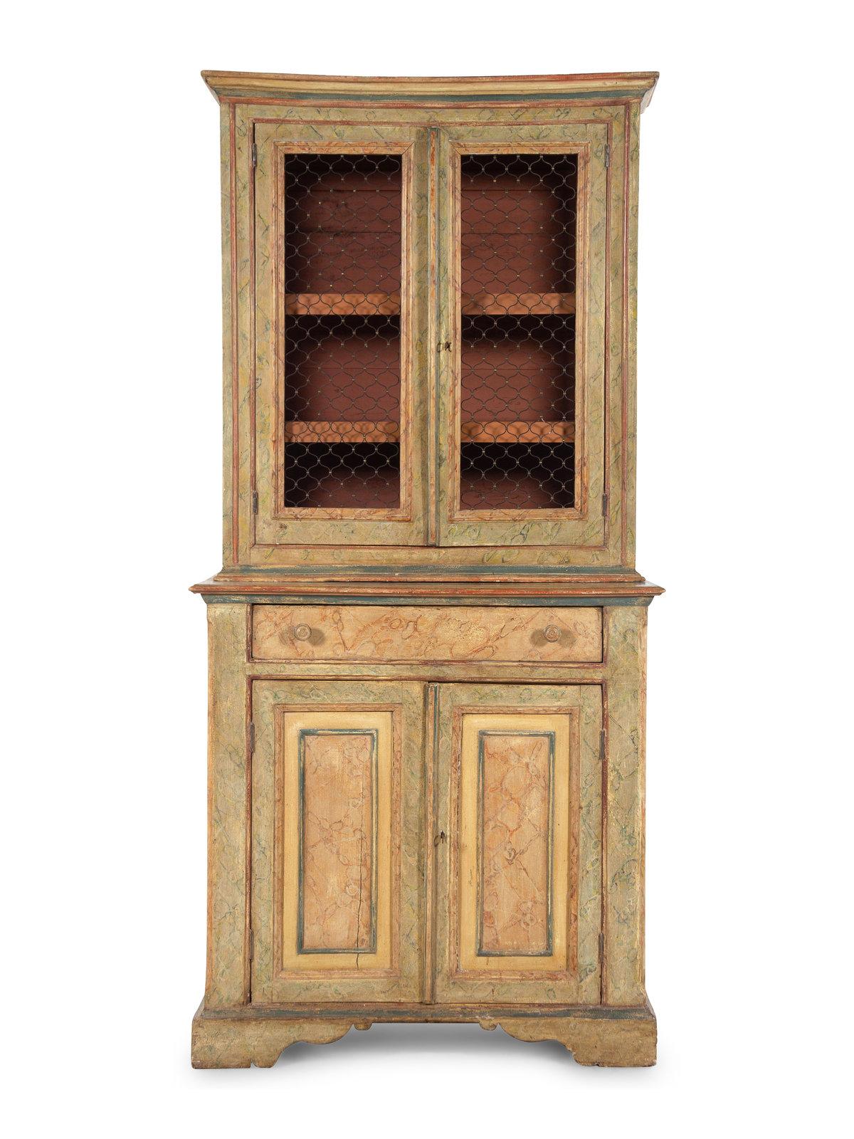 Italienischer bemalter Schrank oder Bücherregal, spätes 18. Jahrhundert, ausgestattet mit einer mittleren Schublade, einem oberen Teil für die Auslage mit Hühnerdraht und einem unteren Teil für die Lagerung