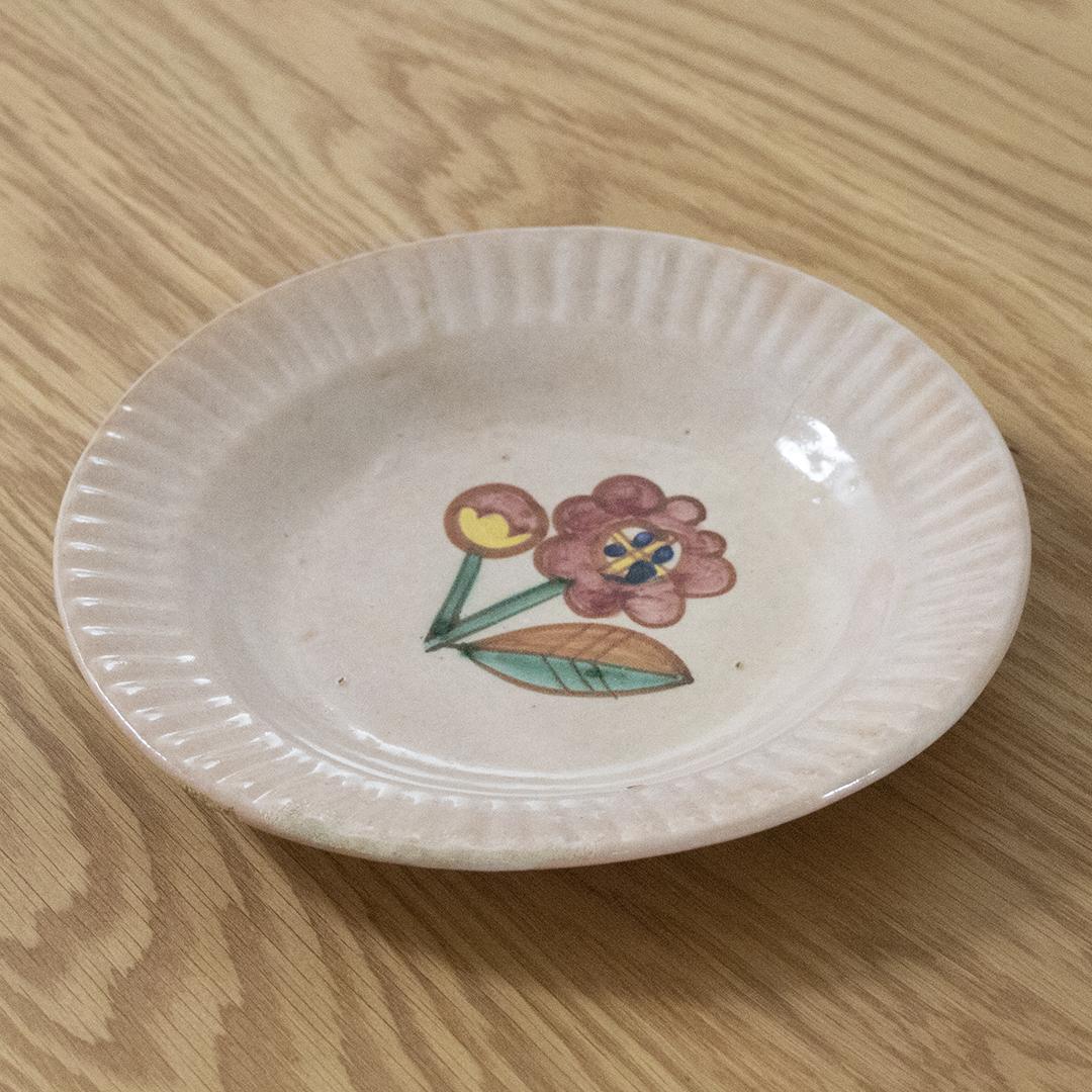 Italian Painted Flower Plate In Good Condition In Los Angeles, CA