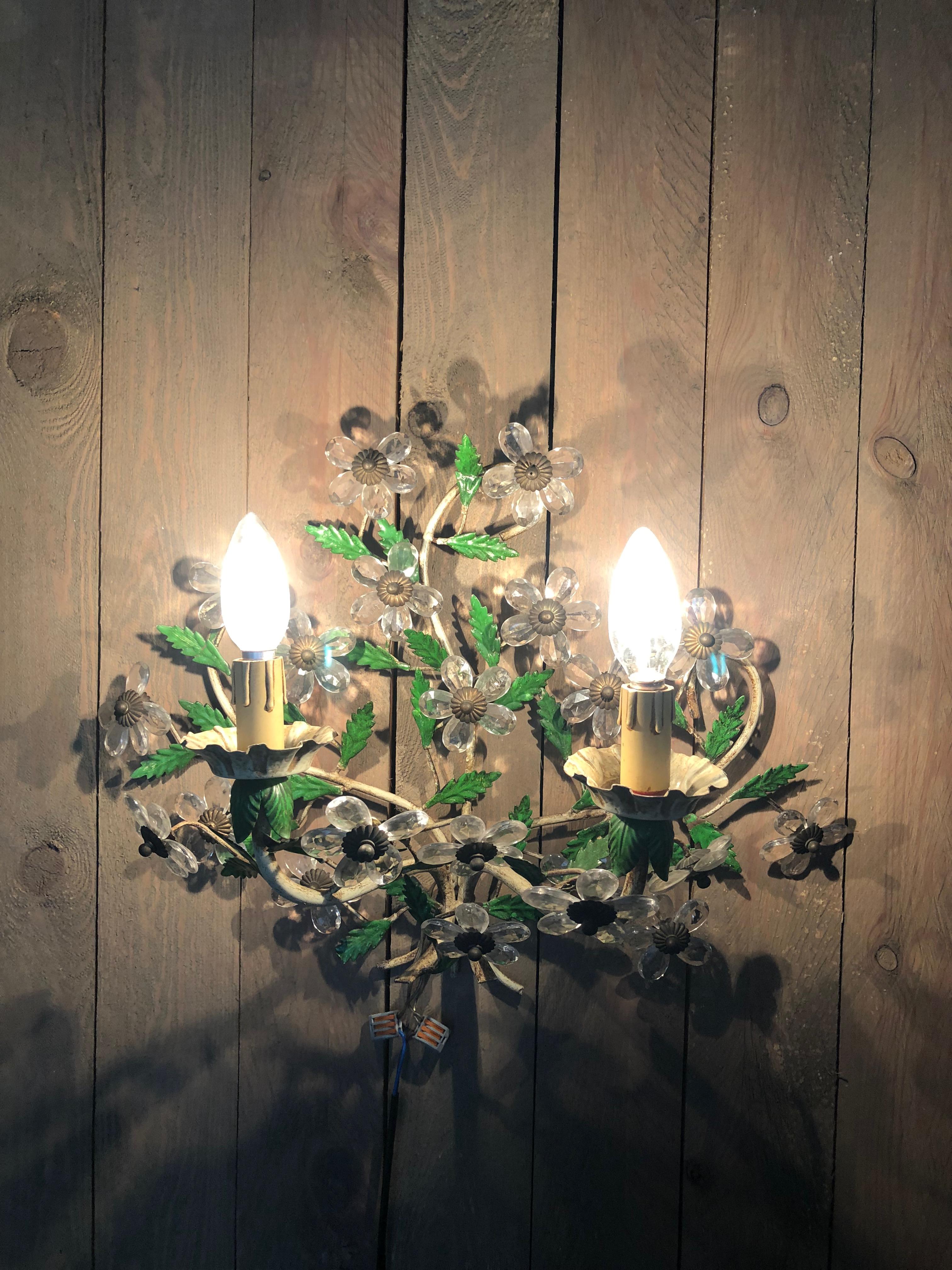 Beautiful painted wall lamp with Italian glass flowers.
It is large and can be placed in a hall or bathroom....