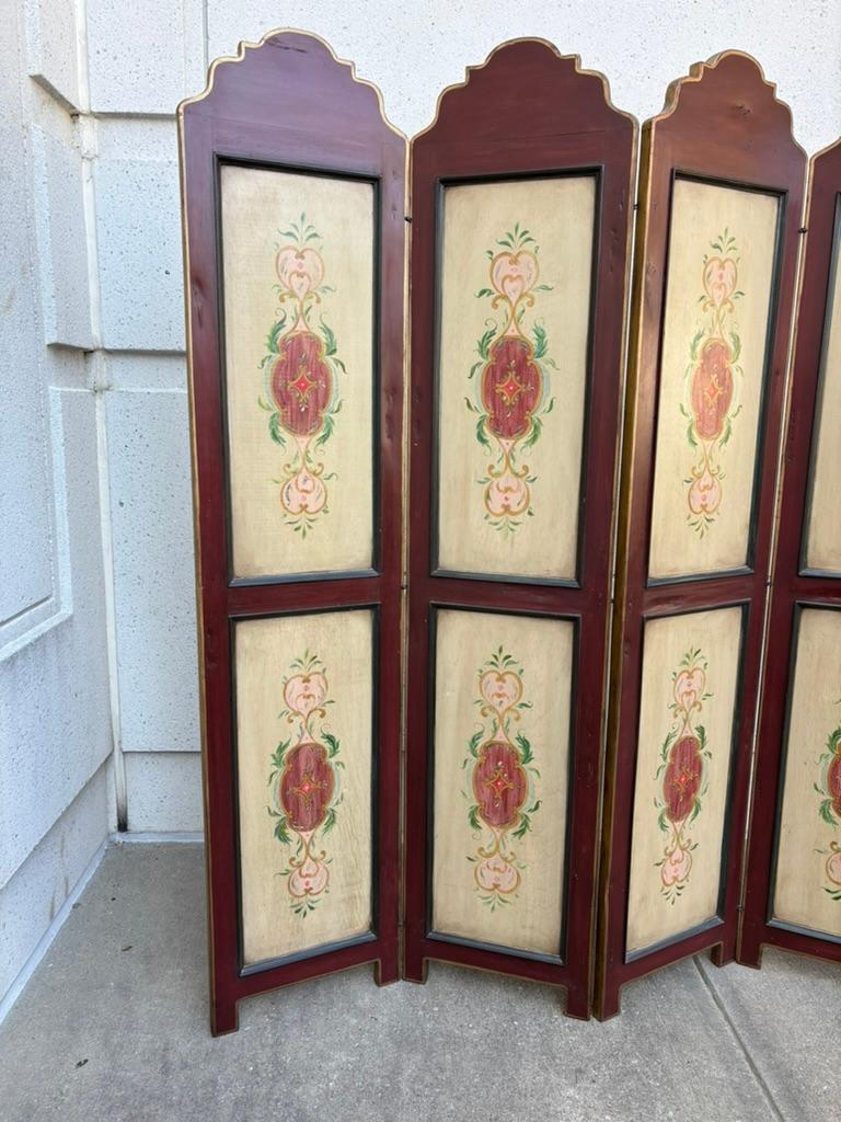 Biombo o separador de ambientes de madera pintada a mano de estilo neoclásico italiano. Las cuatro secciones están decoradas con dos paneles pintados con motivos florales, cada uno enmarcado con una moldura en relieve. Cada panel está pintado en