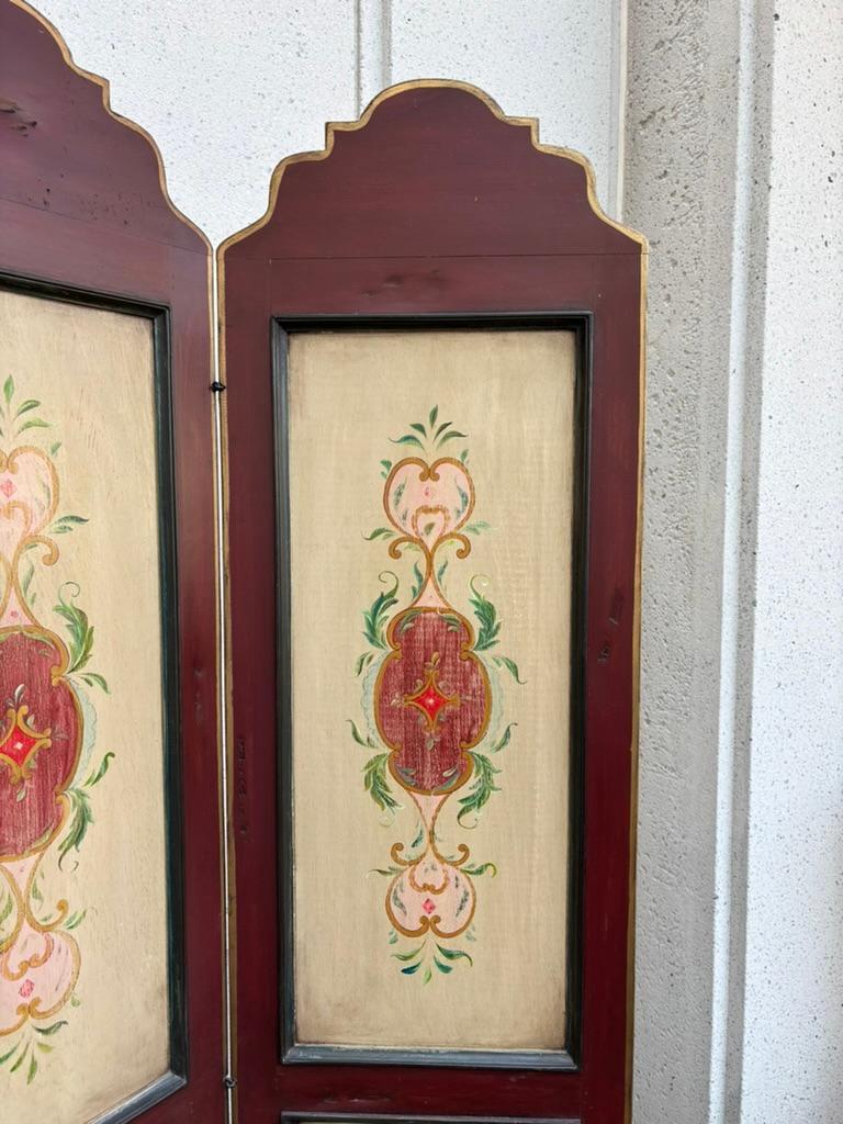 Biombo Italiano De Cuatro Paneles De Madera Pintada Con Decoración Floral en Bueno estado para la venta en Stamford, CT