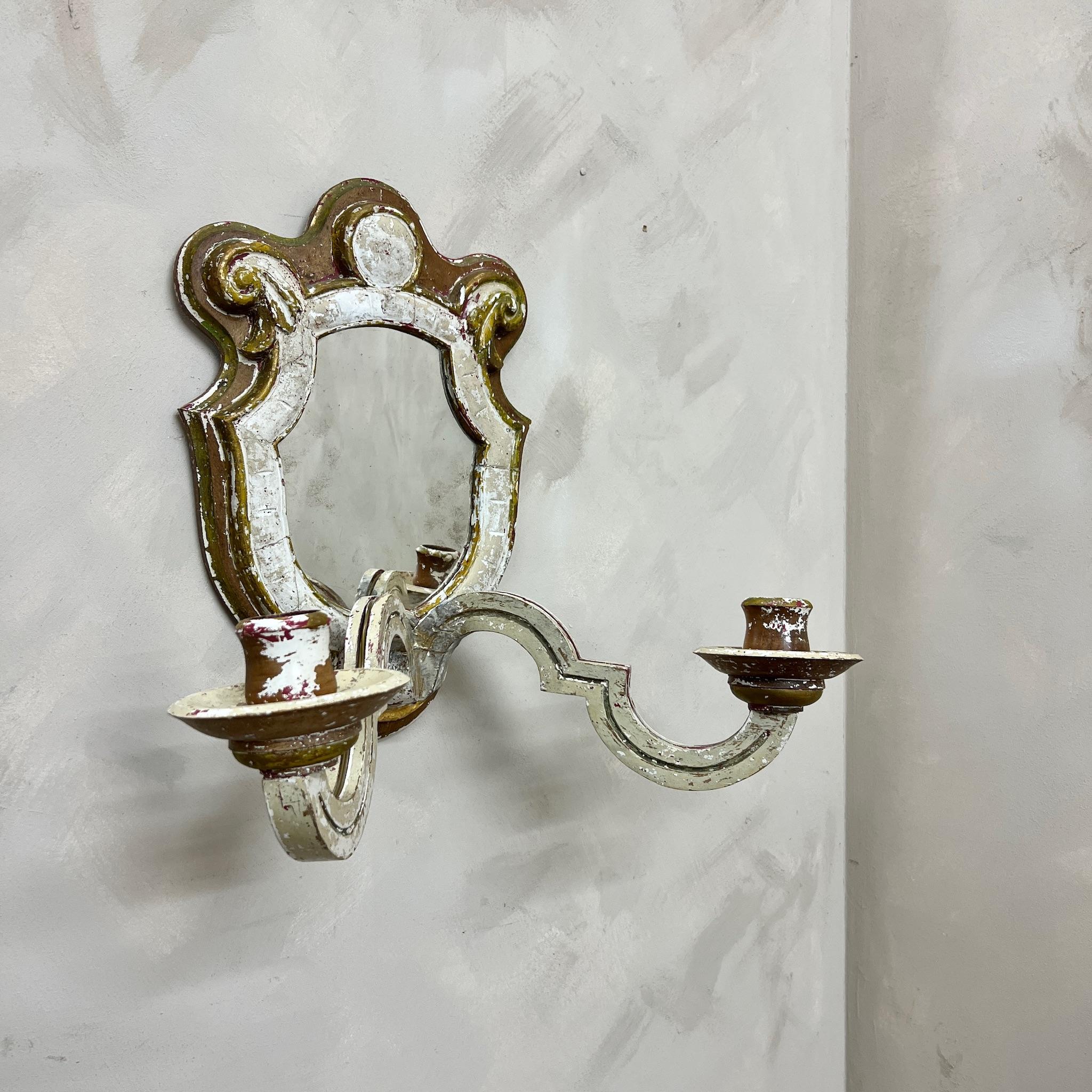 19e siècle, peinture rustique, Branch à deux branches.
Avec la plaque miroir d'origine légèrement roussie.
Il est également possible de câbler les appliques pour qu'elles soient éclairées - veuillez nous contacter pour obtenir un devis. 

Italie,