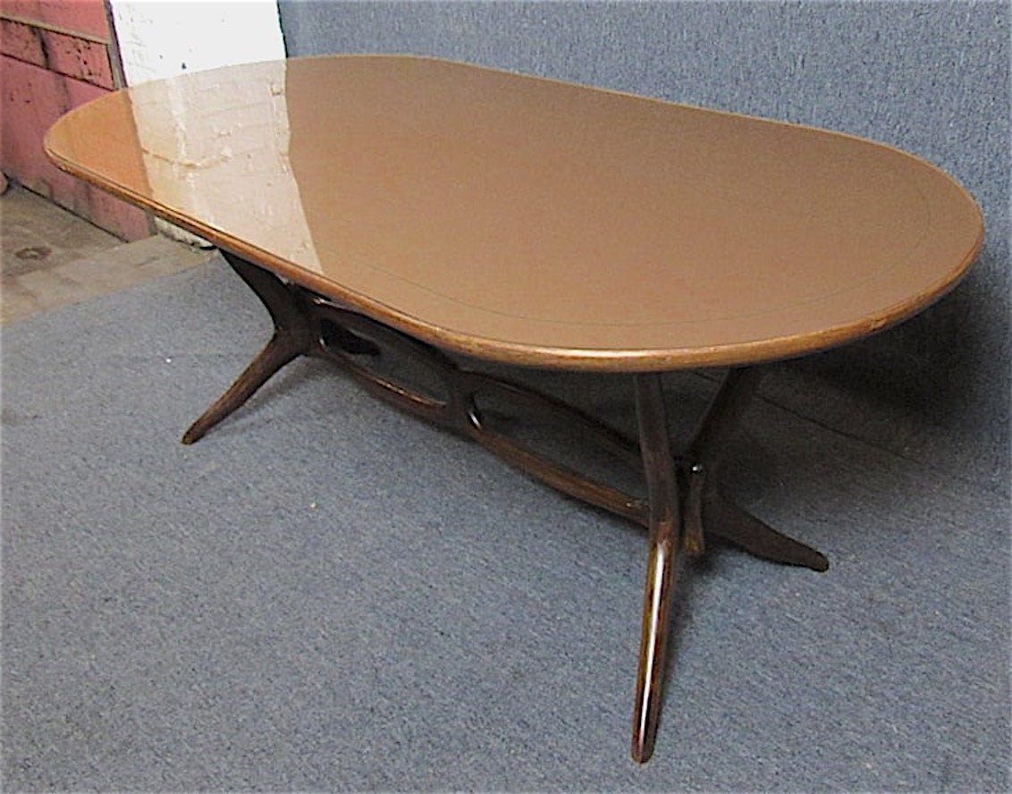 Table de salle à manger ovale du milieu du siècle, avec un plateau en verre et de solides pieds fuselés. 

Veuillez confirmer le lieu NY ou NJ.