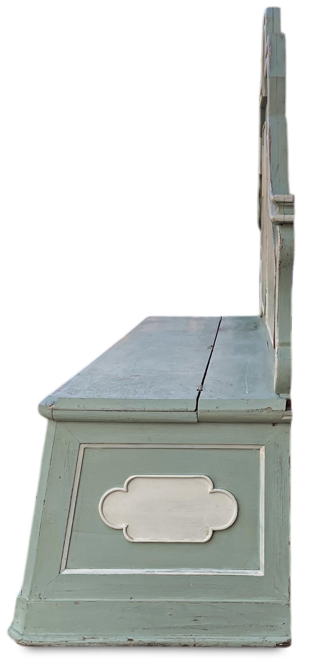 Magnifique et élégant banc d'entrée italien, en bois de sapin peint.
L'alternance des couleurs vert sauge et crème crée un jeu d'ombres et de lumières raffiné.

Ce meuble était utilisé dans les riches palais du nord de l'Italie comme banc d'entrée.