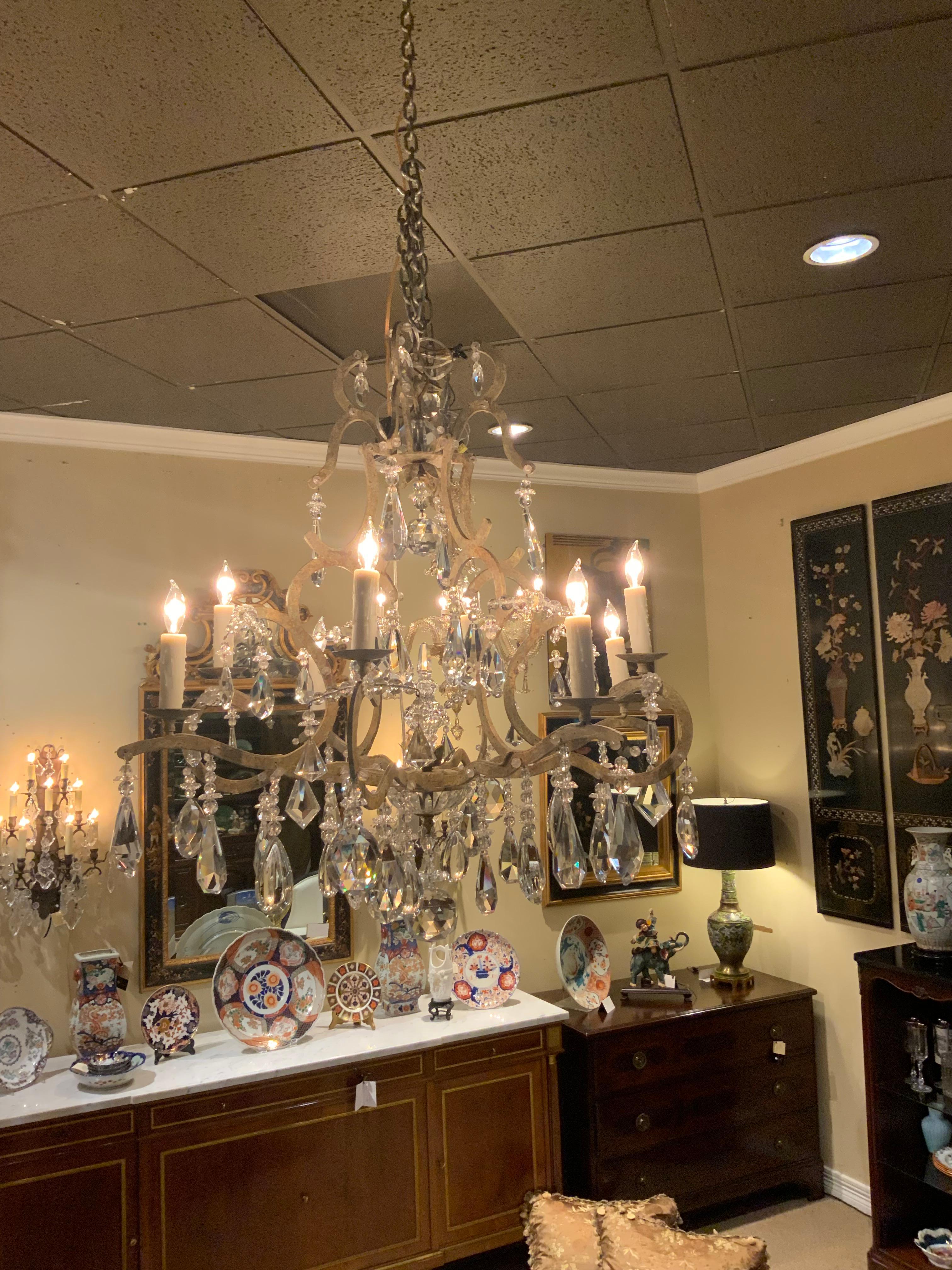 La nature rustique du fer peint combinée à la
L'Elegance du cristal fin avec huit lumières fait de cette
Spécial Fixture.  Le câblage est en bon état et il ne manque rien. 
Pièces.