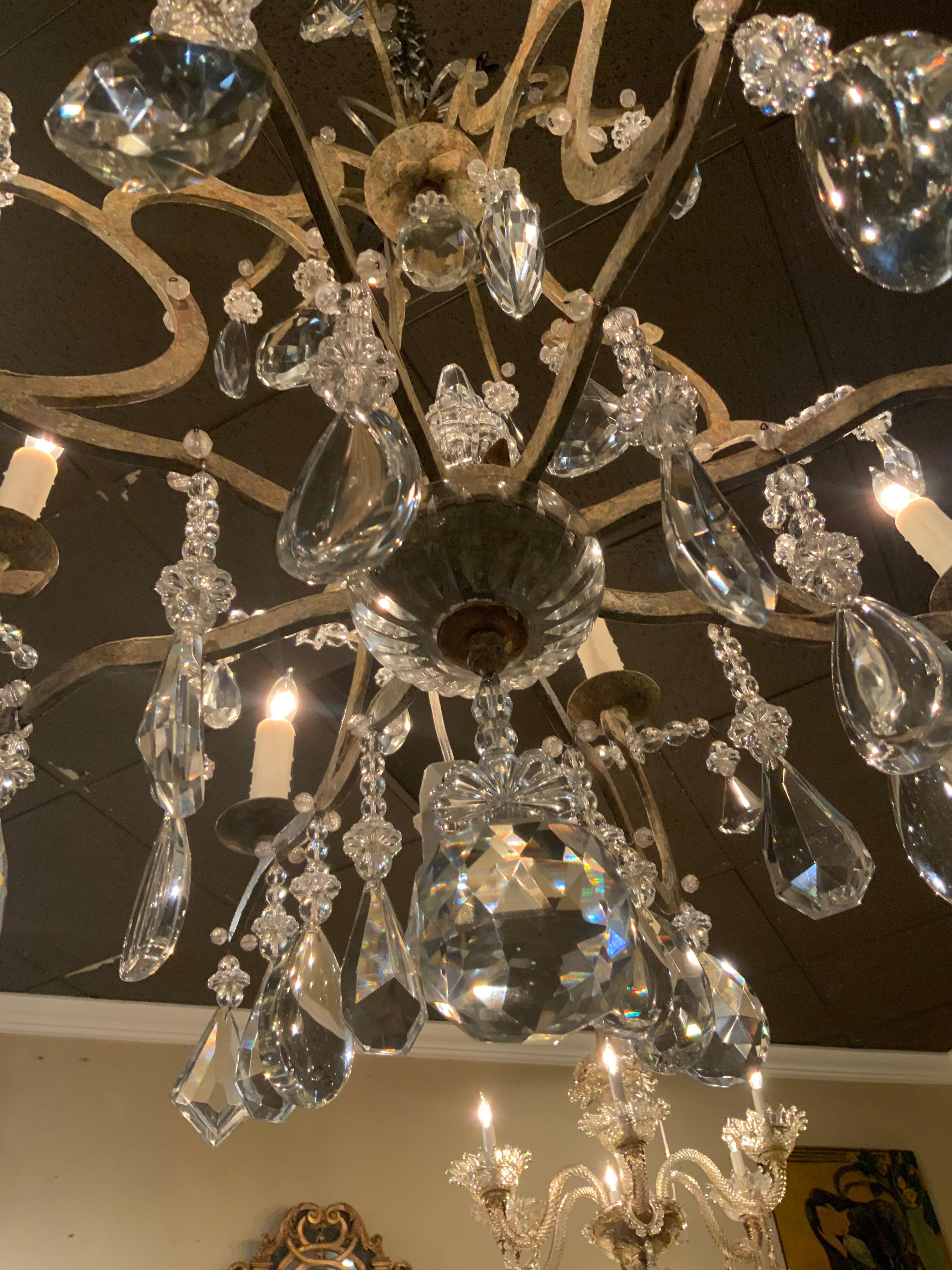 Lustre italien à huit lumières en fer peint et cristal Excellent état - En vente à Houston, TX